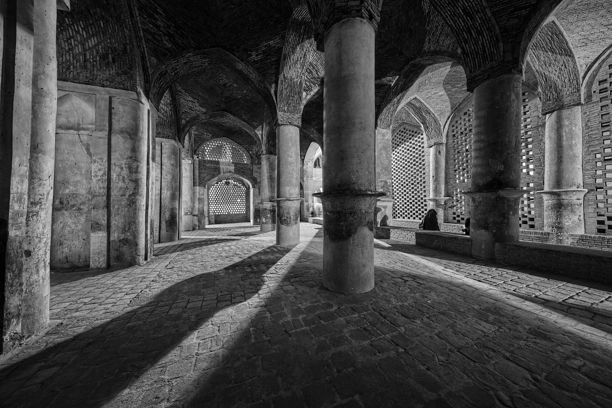 Canon EF 11-24mm F4L USM sample photo. Waiting at the jameh mosque of isfahan photography