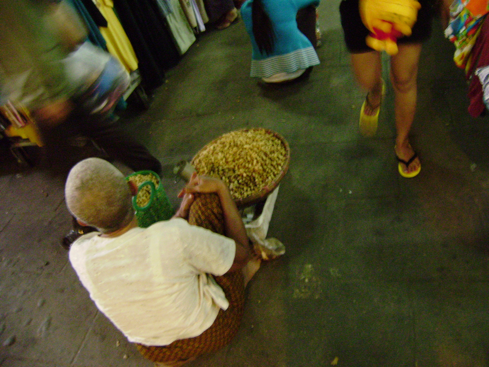 Olympus FE290,X825 sample photo. Phnom penh market photography