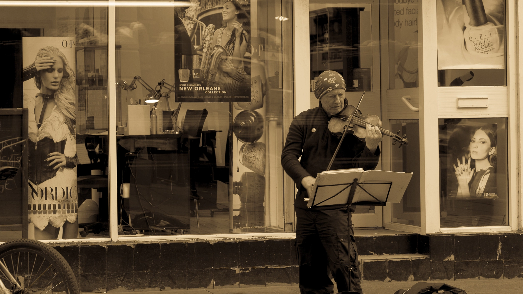 Sony a7 sample photo. Inverness busker photography