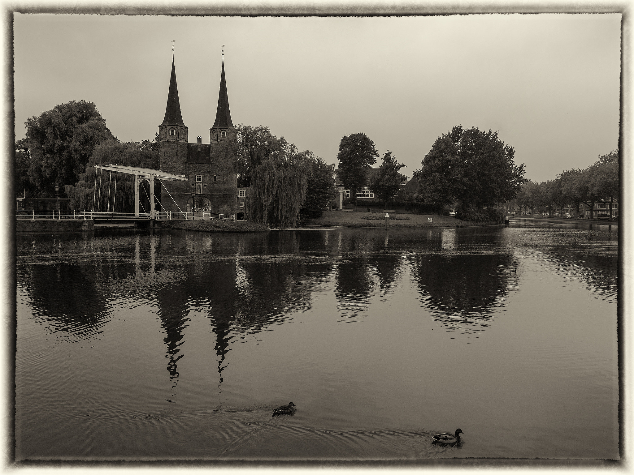 Panasonic Lumix DMC-G6 + OLYMPUS M.9-18mm F4.0-5.6 sample photo. Oostpoort retro photography