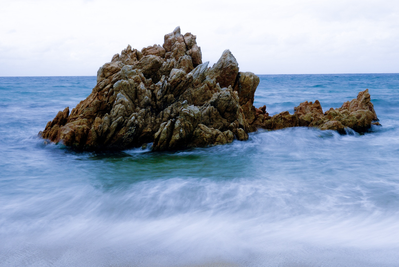 Sony FE 24-70mm F2.8 GM sample photo. Wave in silence. photography