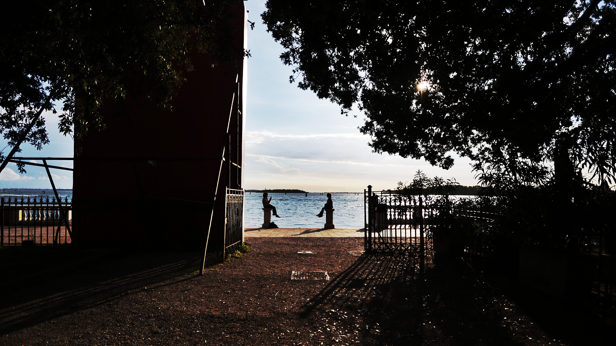 Canon EOS 6D + Canon EF 20mm F2.8 USM sample photo. Symmetric conversation. photography