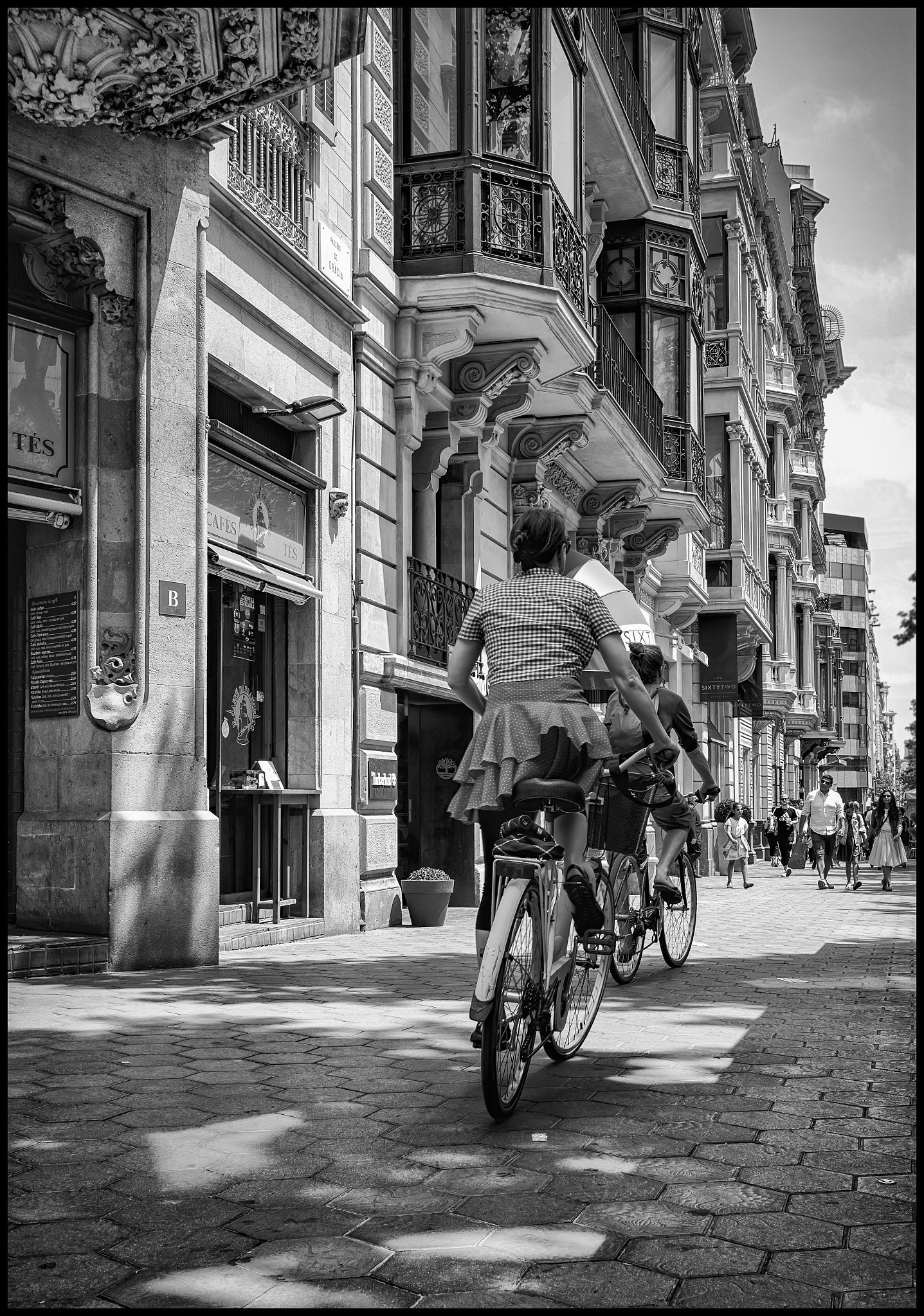 Summicron-M 1:2/35 ASPH. sample photo. Cycling at passeig de gracia...... photography
