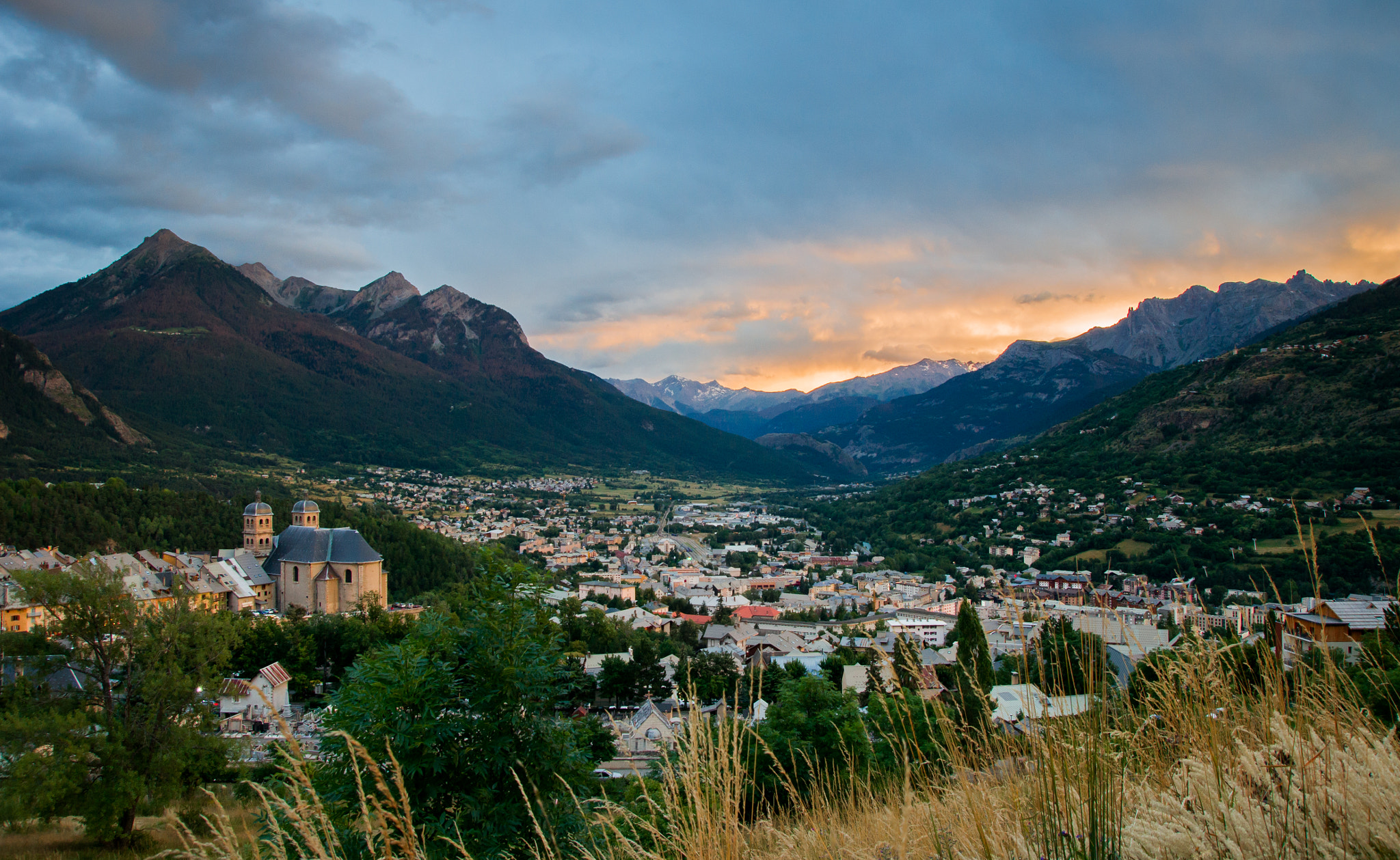 Sony Alpha DSLR-A450 sample photo. Briancon city photography