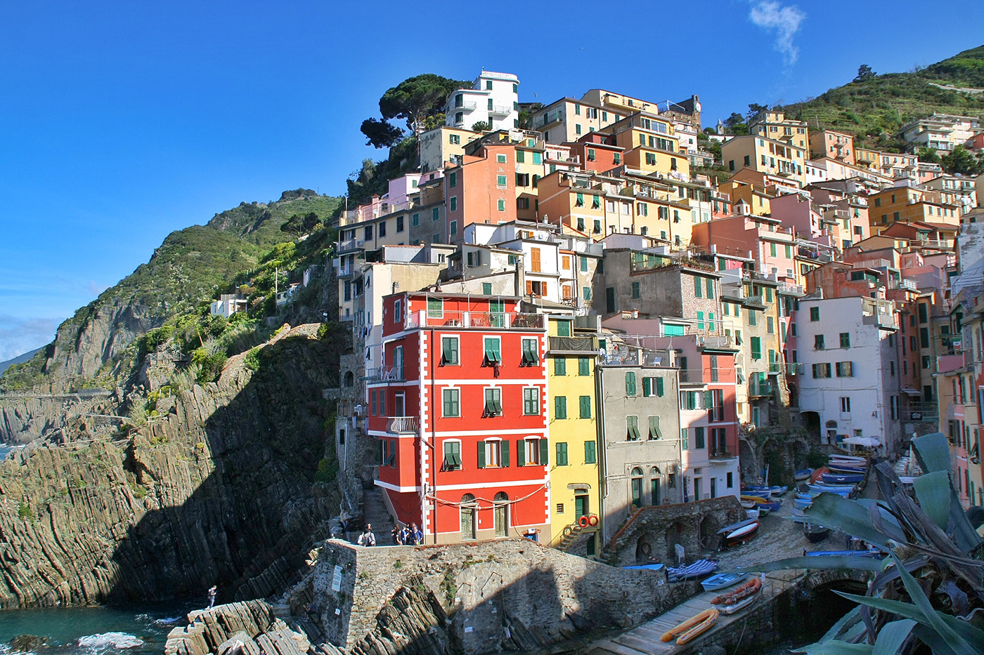 Canon EOS 1000D (EOS Digital Rebel XS / EOS Kiss F) + Canon 18-200mm sample photo. Riomaggiore photography