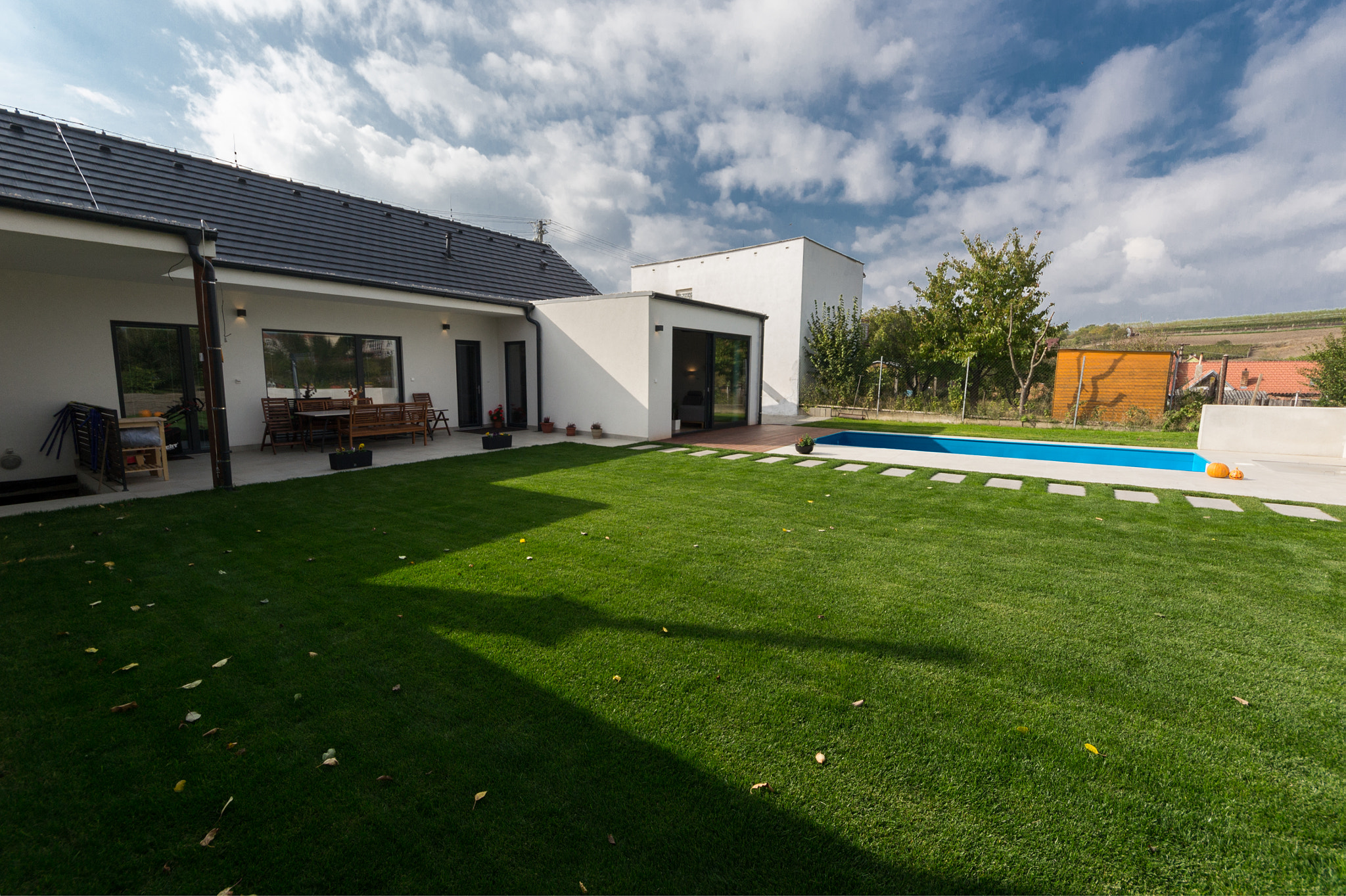 Sigma 8-16mm F4.5-5.6 DC HSM sample photo. Backyard with pool photography