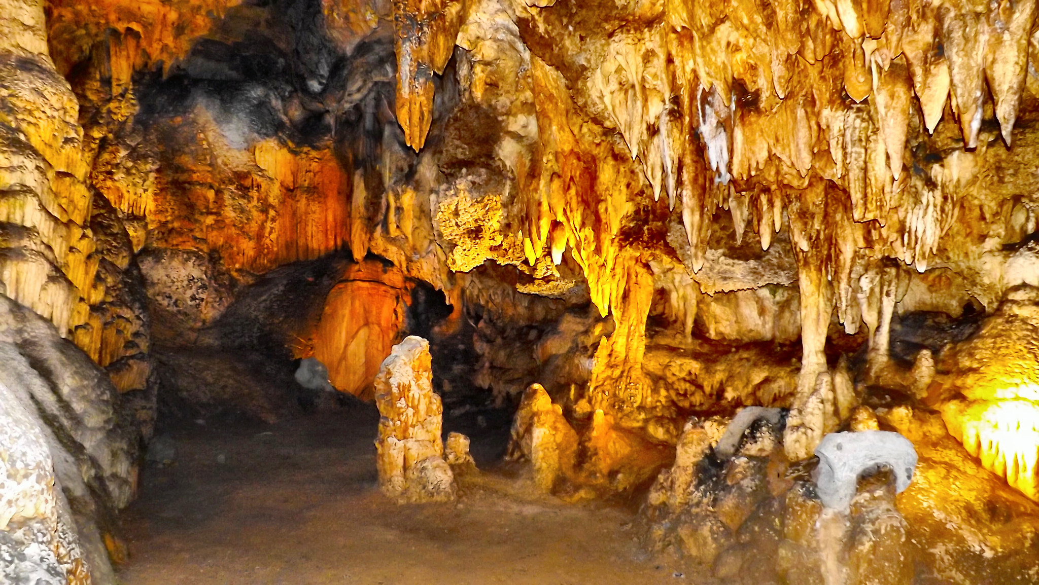 Fujifilm FinePix S4250WM sample photo. Luray caverns photography