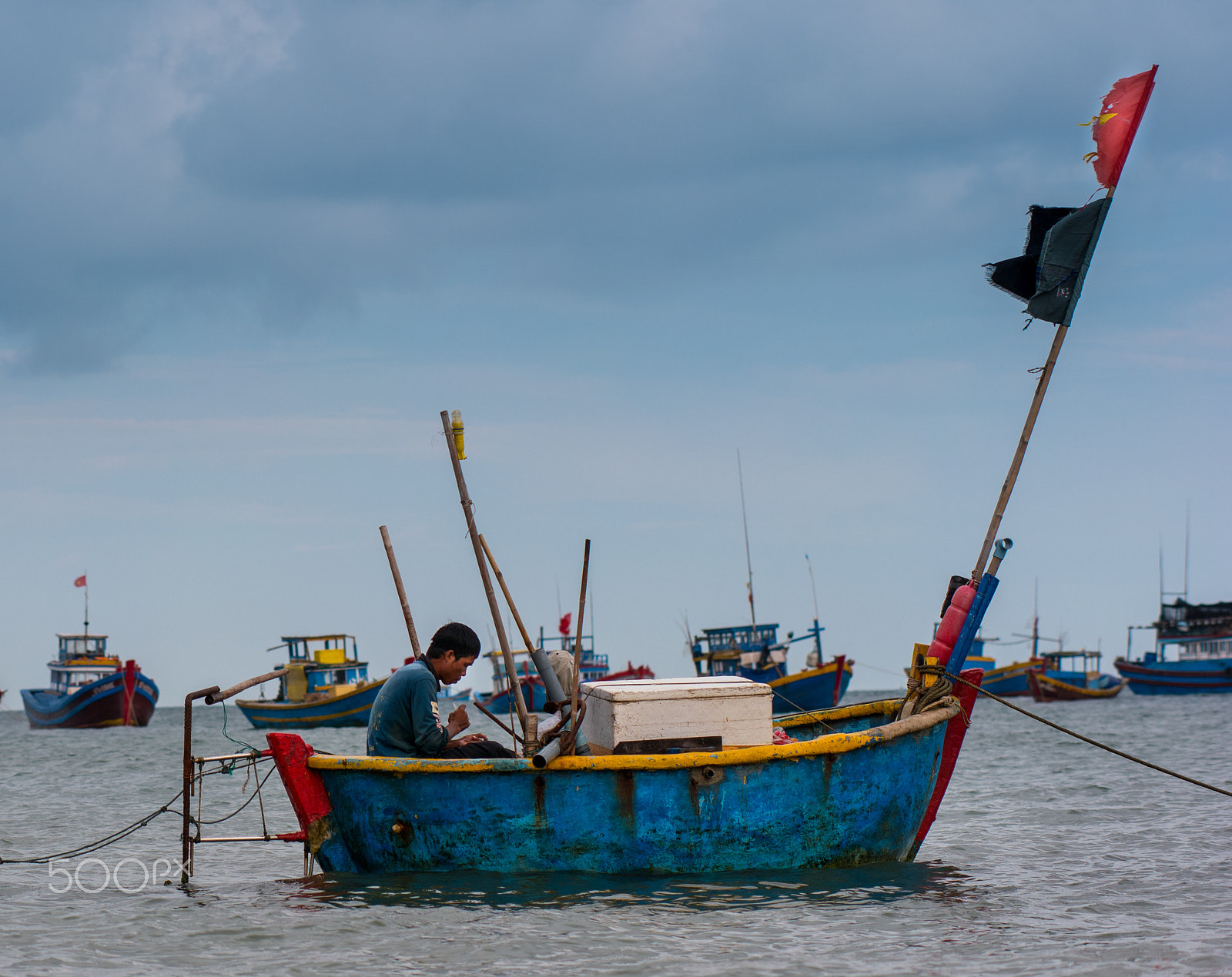 Samsung NX500 + Samsung NX 85mm F1.4 ED SSA sample photo. A fisherman on his boat in vietnam photography