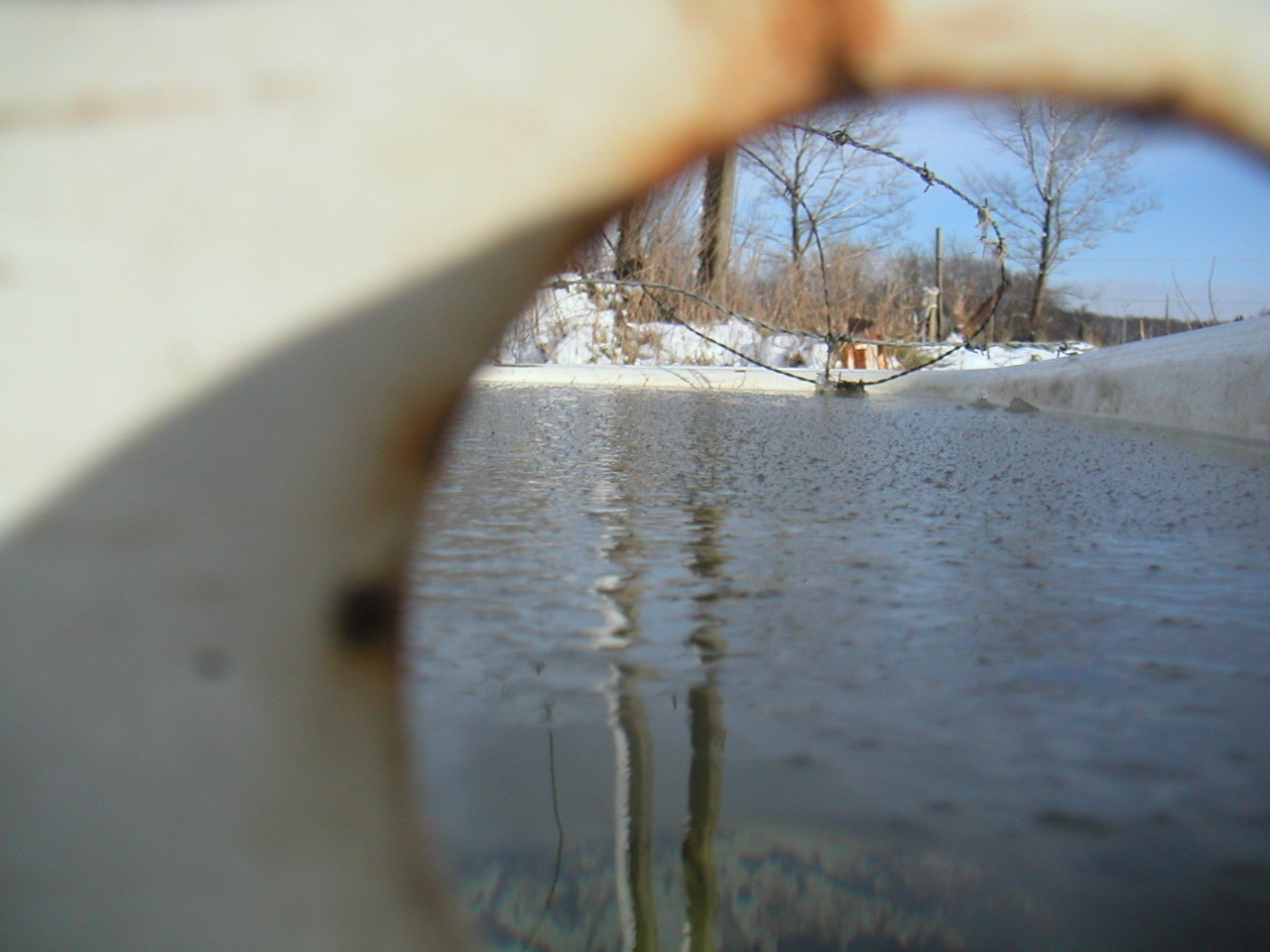 KONICA MINOLTA DiMAGE X sample photo. Winter is coming folks! look through the hole. photography