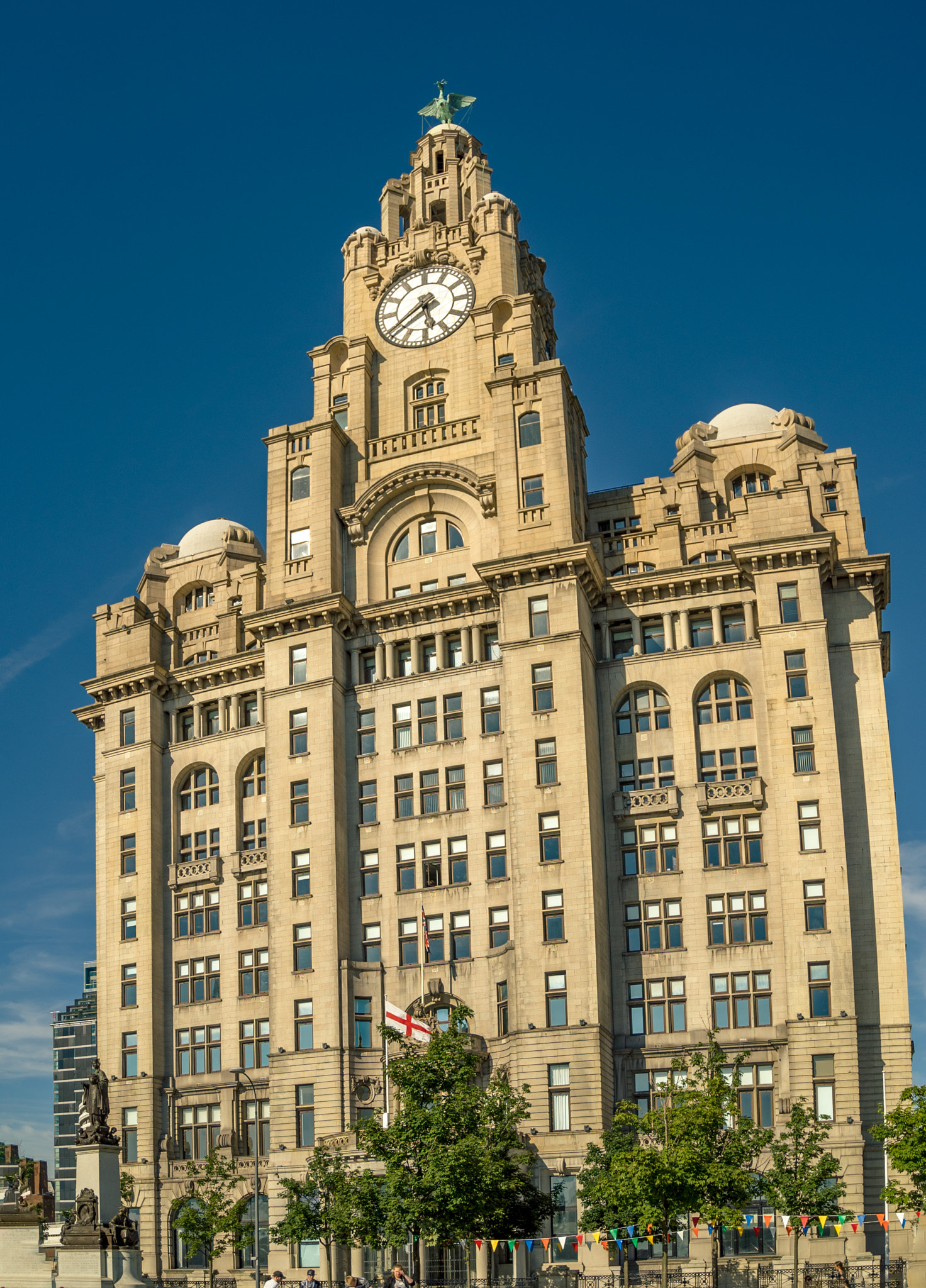 Sony a7S + Sony Vario-Tessar T* FE 16-35mm F4 ZA OSS sample photo. Liver building photography