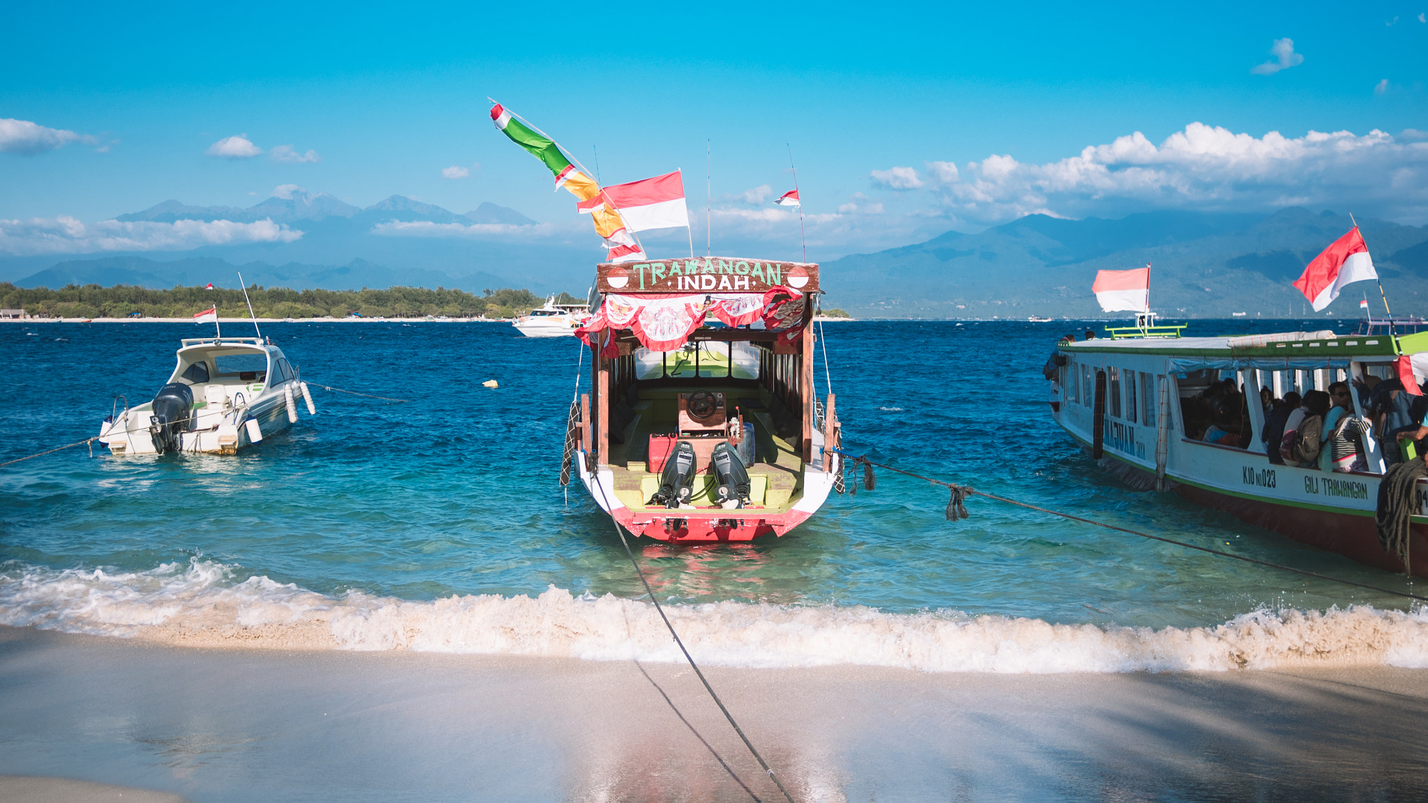 Olympus OM-D E-M5 II + LUMIX G 20/F1.7 II sample photo. Gili trawangan ferry boat photography