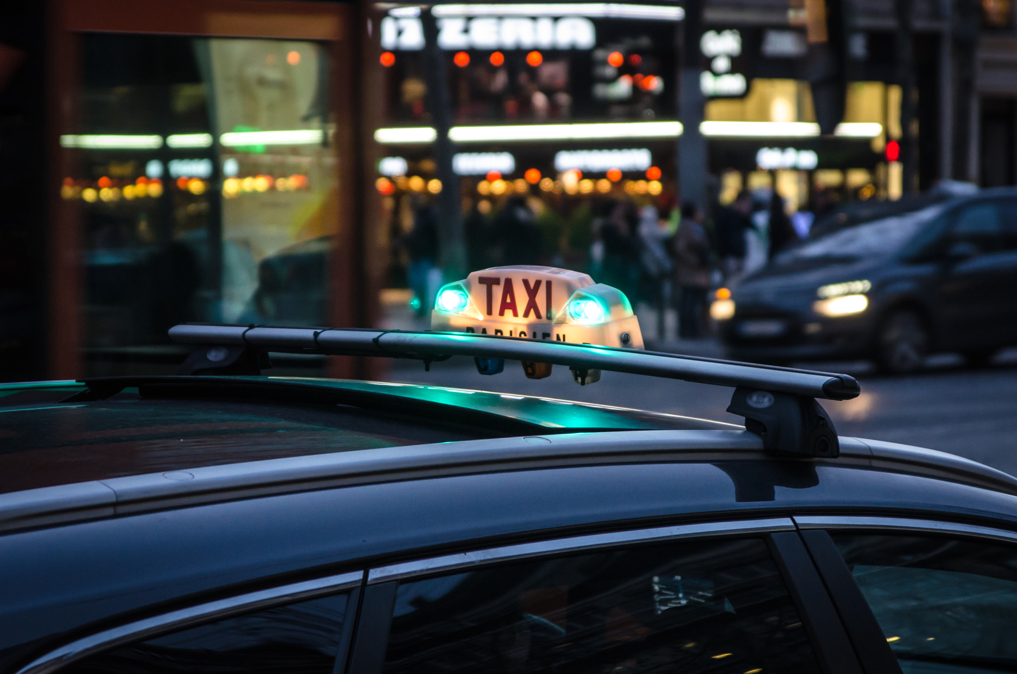 Sigma 17-70mm F2.8-4 DC Macro OS HSM sample photo. Taxi parisien photography