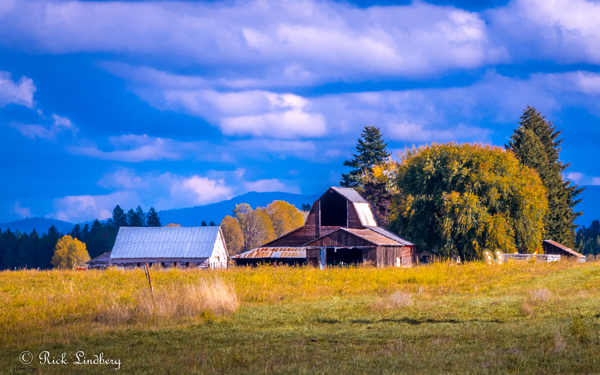 Pentax K-50 + smc Pentax-DA L 50-200mm F4-5.6 ED WR sample photo. Fall barn photography