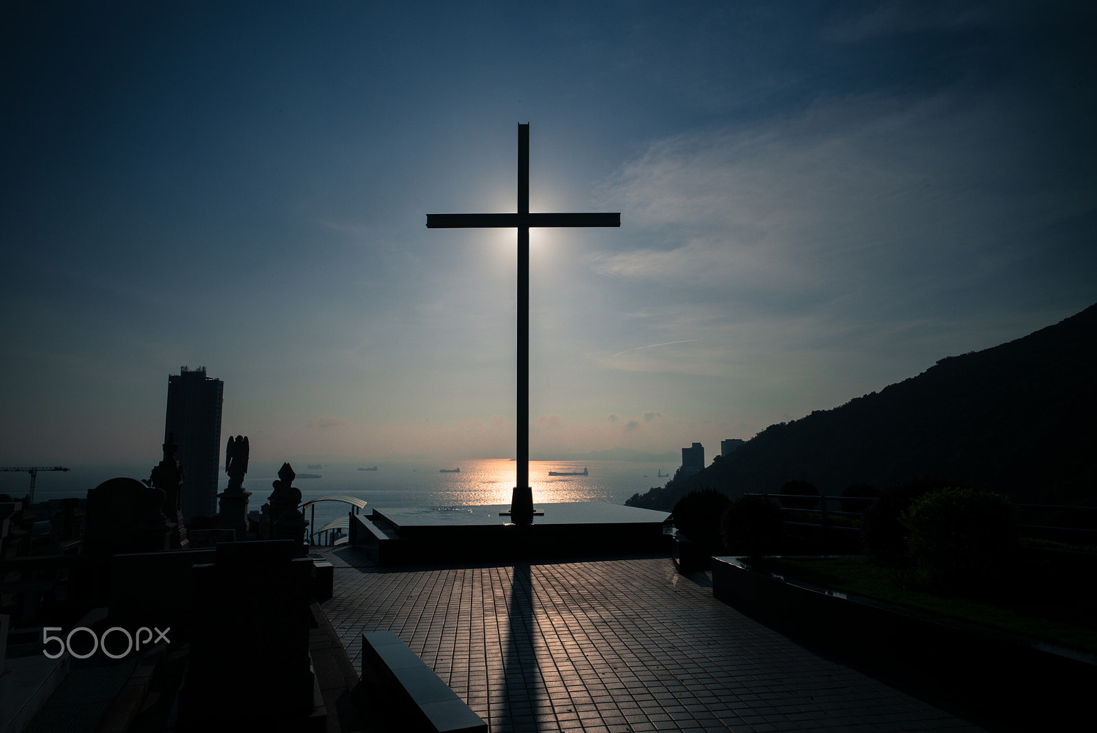 Leica Super-Elmar-M 21mm F3.4 ASPH sample photo. The cross, sky, and the sea photography