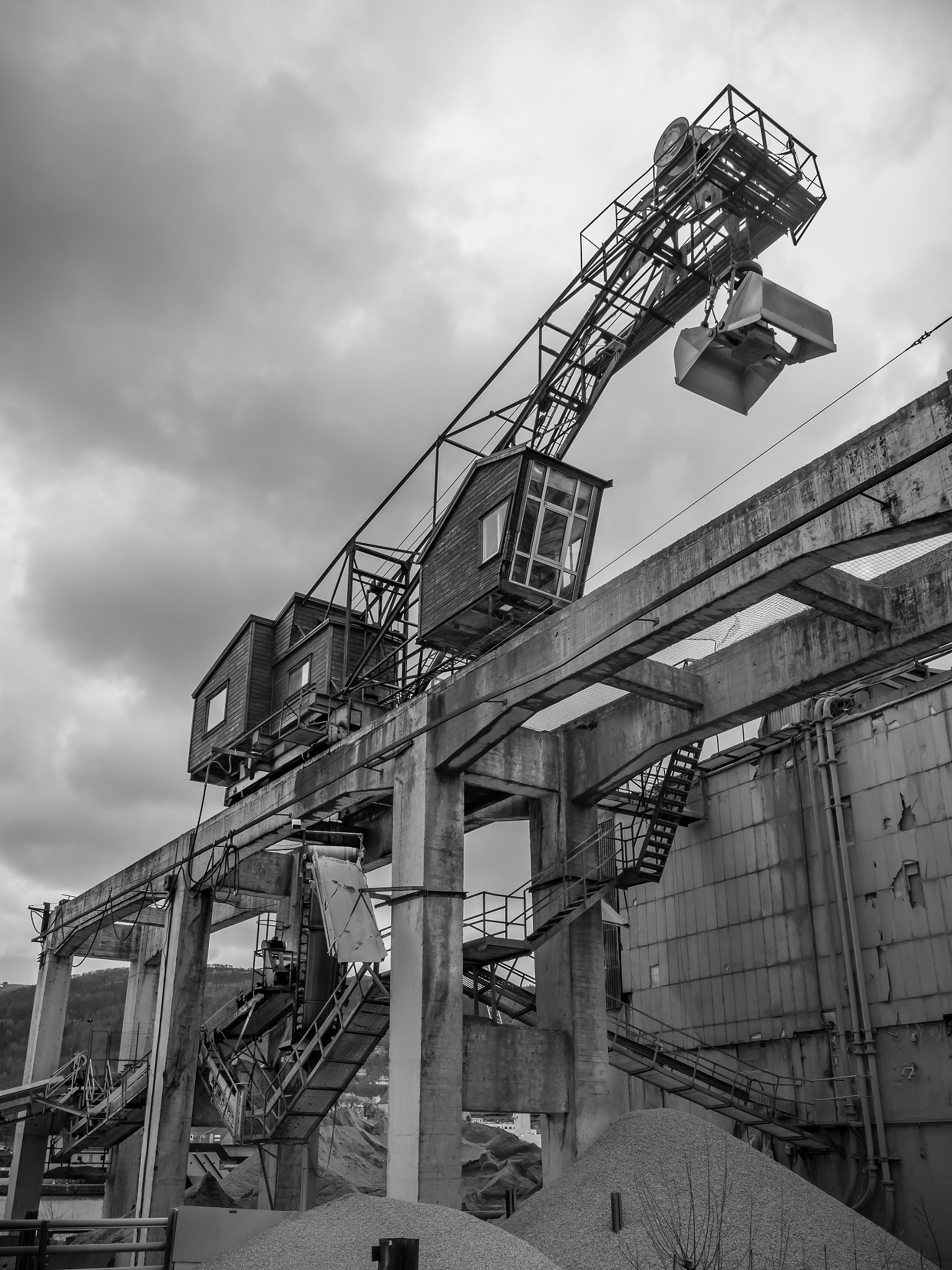 Samsung NX30 + Samsung NX 18-55mm F3.5-5.6 OIS sample photo. "the old gravel crane" photography