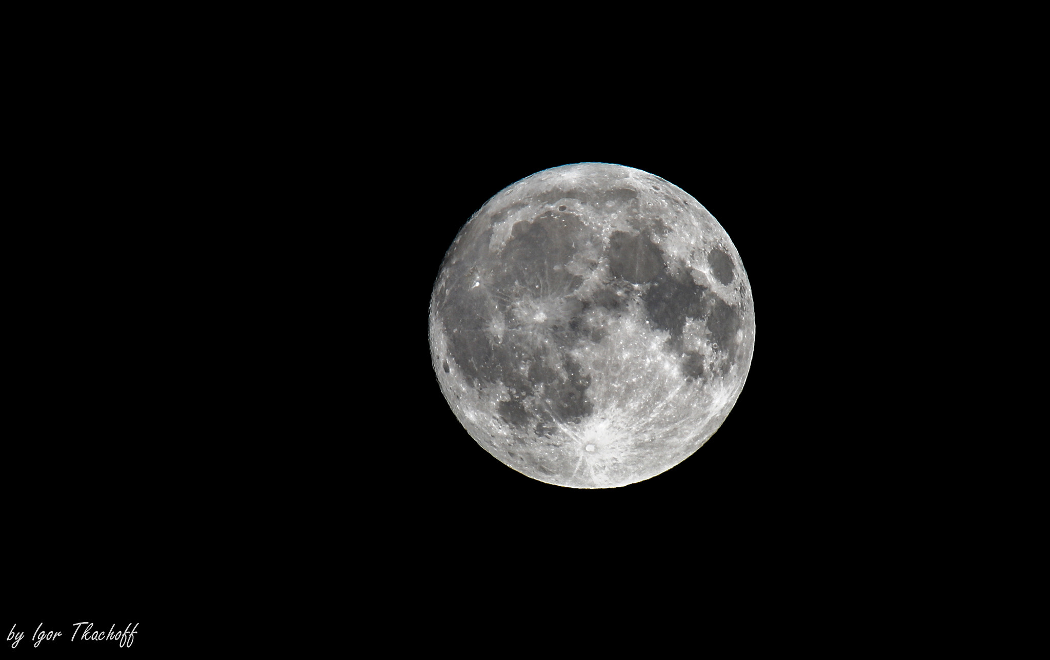 Canon EOS 6D + Canon EF 100-400mm F4.5-5.6L IS USM sample photo. Moon photography