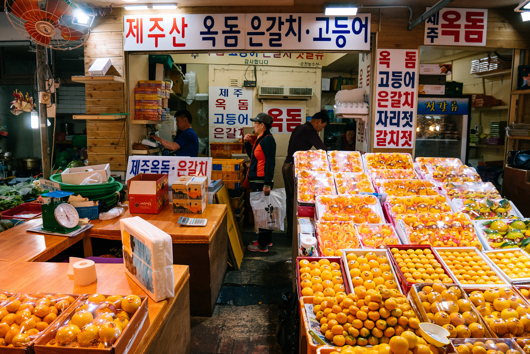 Panasonic Lumix DMC-GX85 (Lumix DMC-GX80 / Lumix DMC-GX7 Mark II) sample photo. 동문시장3 photography