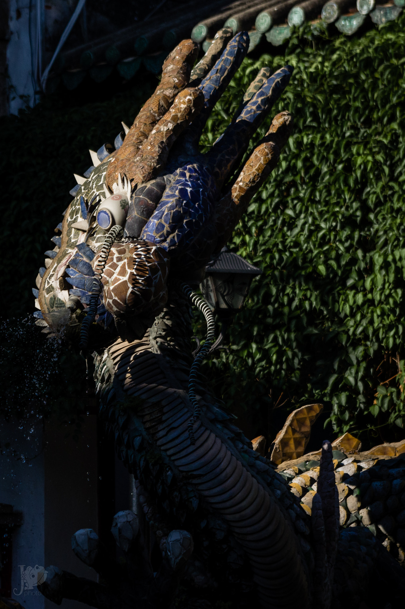Pentax smc DA 18-55mm F3.5-5.6 AL WR sample photo. Dragon statue in hoi an buddhist temple photography