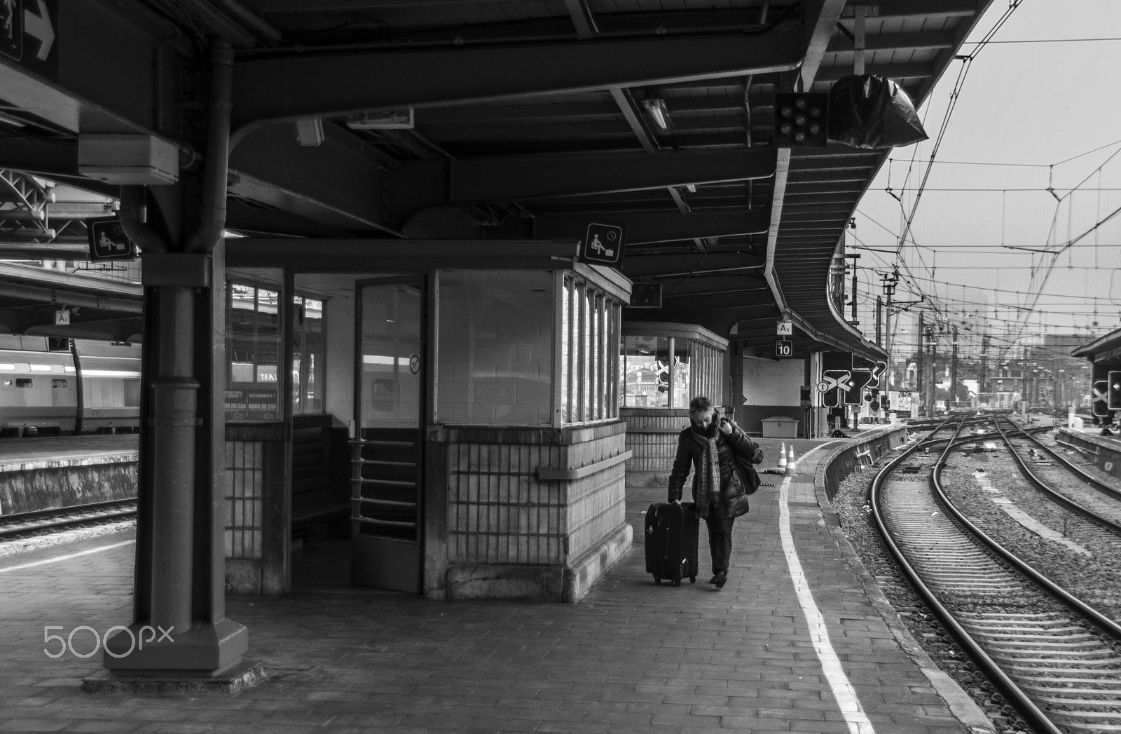 Canon EOS 450D (EOS Rebel XSi / EOS Kiss X2) + Sigma 18-200mm f/3.5-6.3 DC OS sample photo. Woman in train station photography