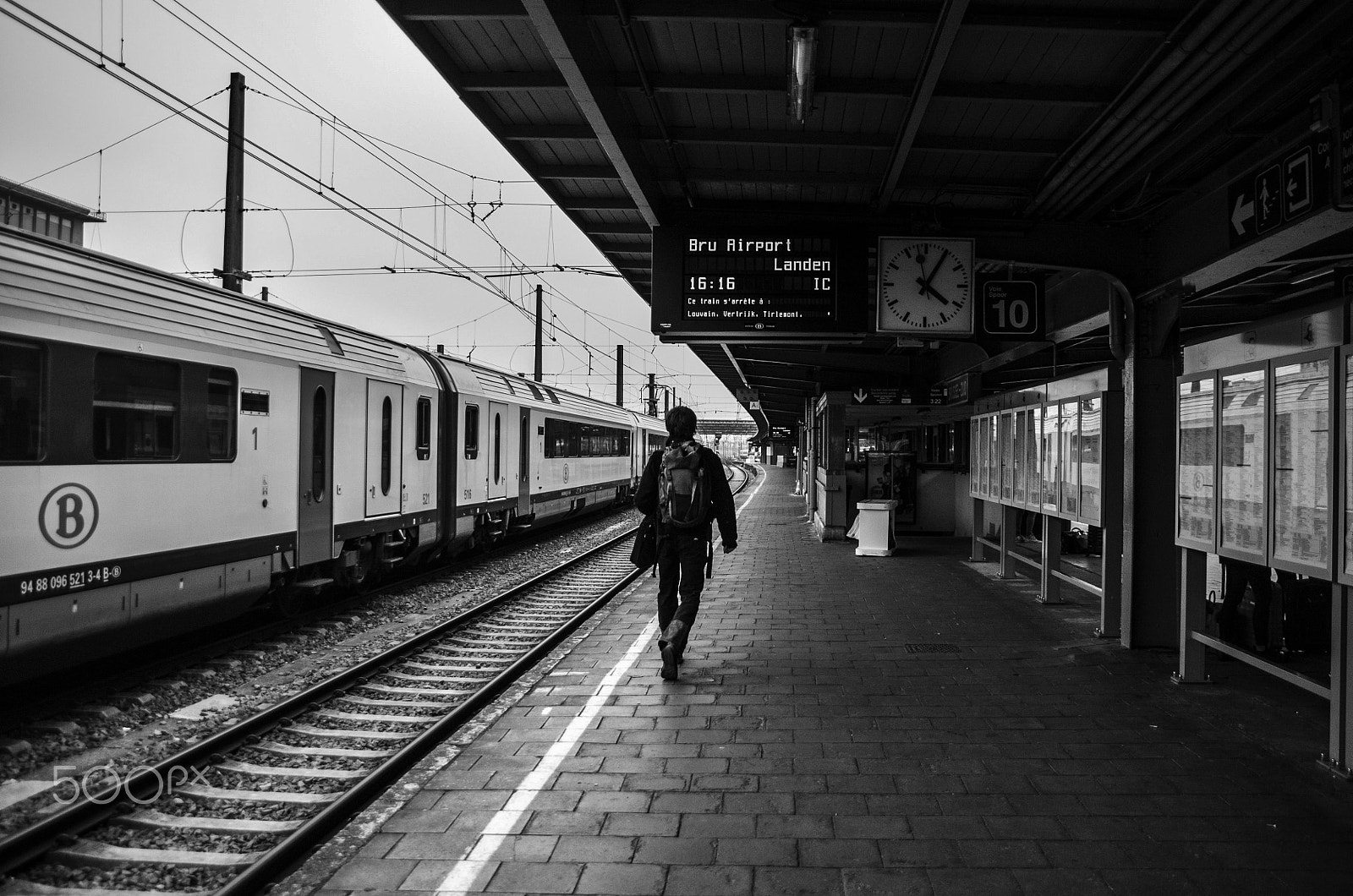 Sigma 18-200mm f/3.5-6.3 DC OS sample photo. Guy in a trainstation photography