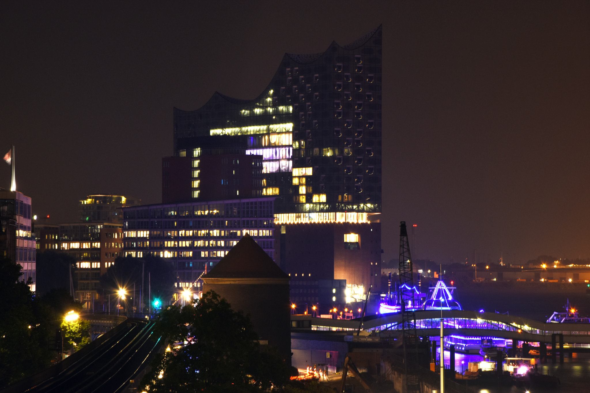 Nikon D7200 + Sigma 18-200mm F3.5-6.3 DC sample photo. Elbphilharmonie photography
