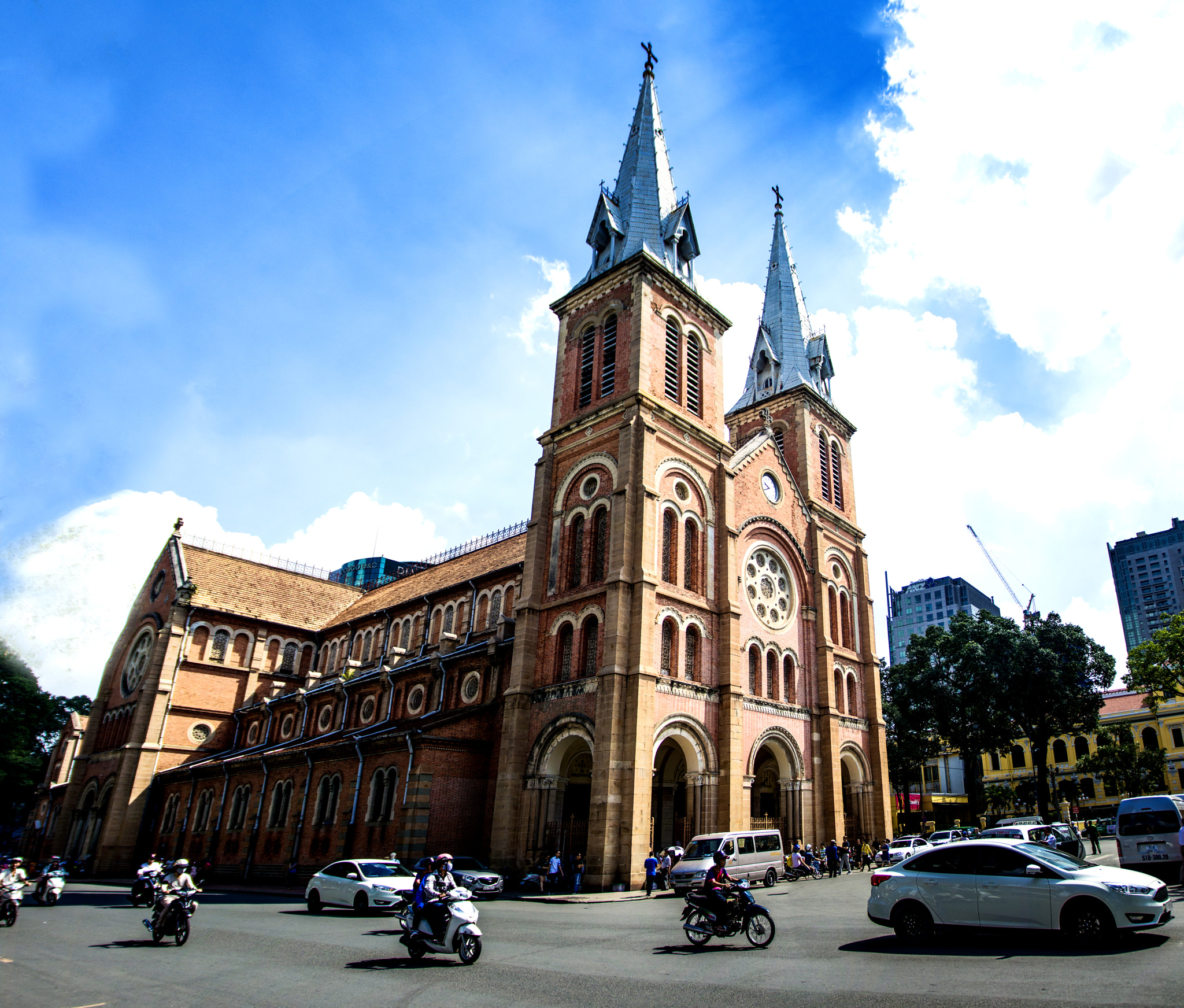 Sigma 17-70mm F2.8-4 DC Macro OS HSM | C sample photo. Saigon notre-dame photography