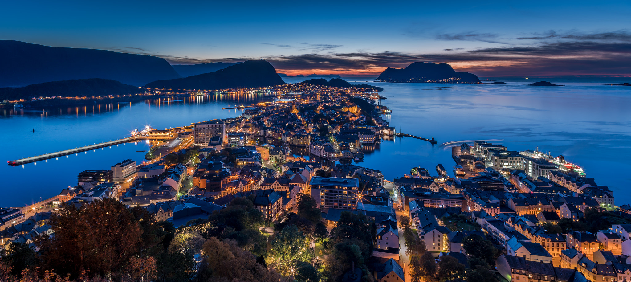 Sony a7R II + Canon TS-E 24mm f/3.5L sample photo. Ålesund photography