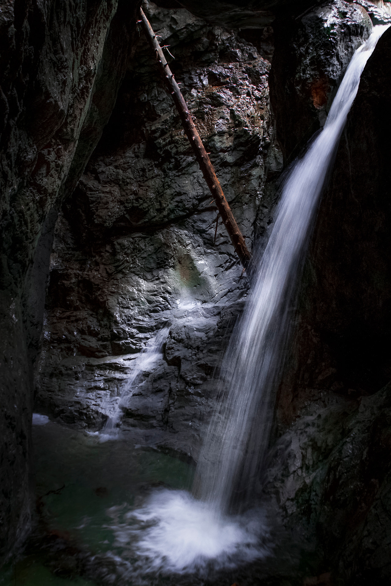 Canon EF 28-135mm F3.5-5.6 IS USM sample photo. Between the rocks photography