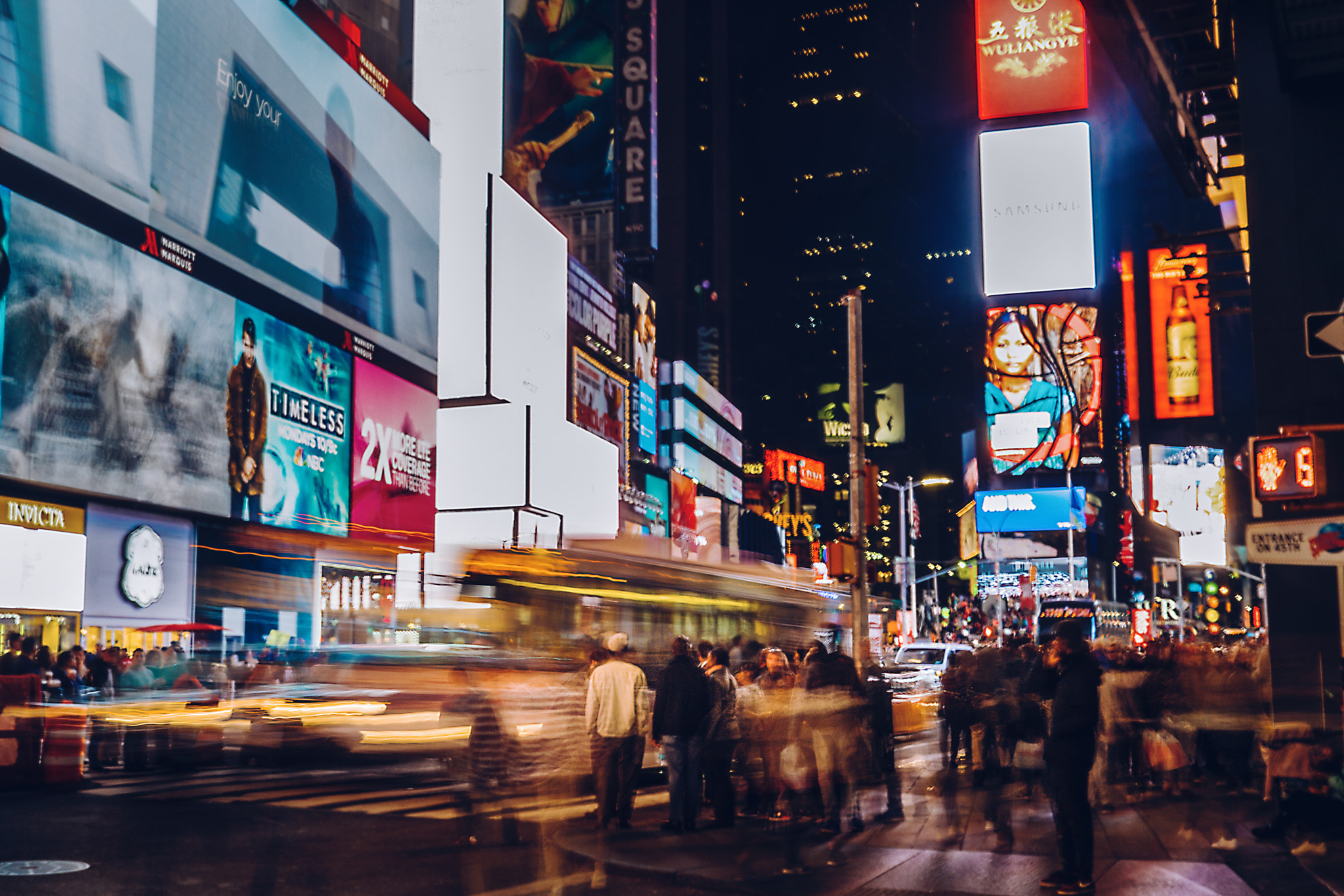 Sony a6300 + Sony FE 28mm F2 sample photo. Times square photography