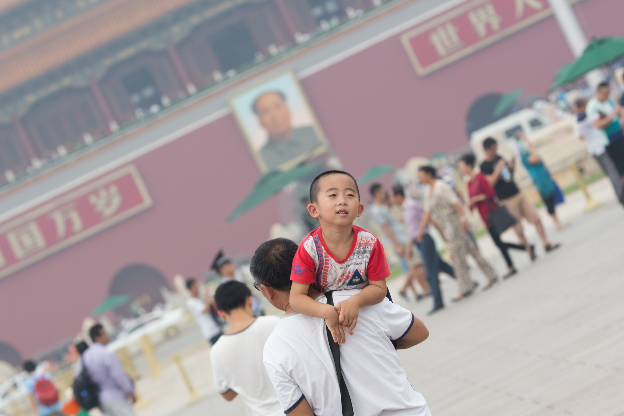 Canon EF 80-200mm f/2.8L sample photo. Child on the shoulder photography