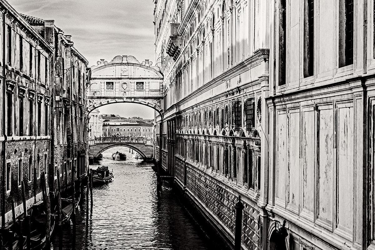 Sony a99 II + Sony Vario-Sonnar T* 24-70mm F2.8 ZA SSM II sample photo. Ponte dei sospiri photography