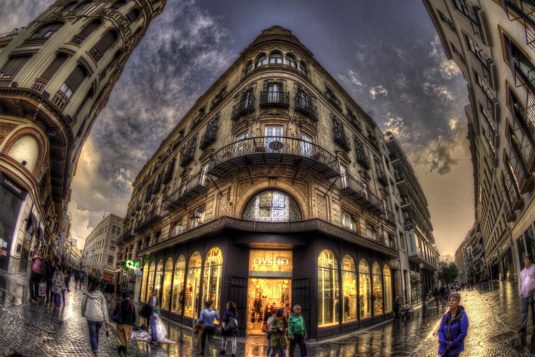 Canon EF 8-15mm F4L Fisheye USM sample photo. Sevilla. calle tetuan. oysho. photography
