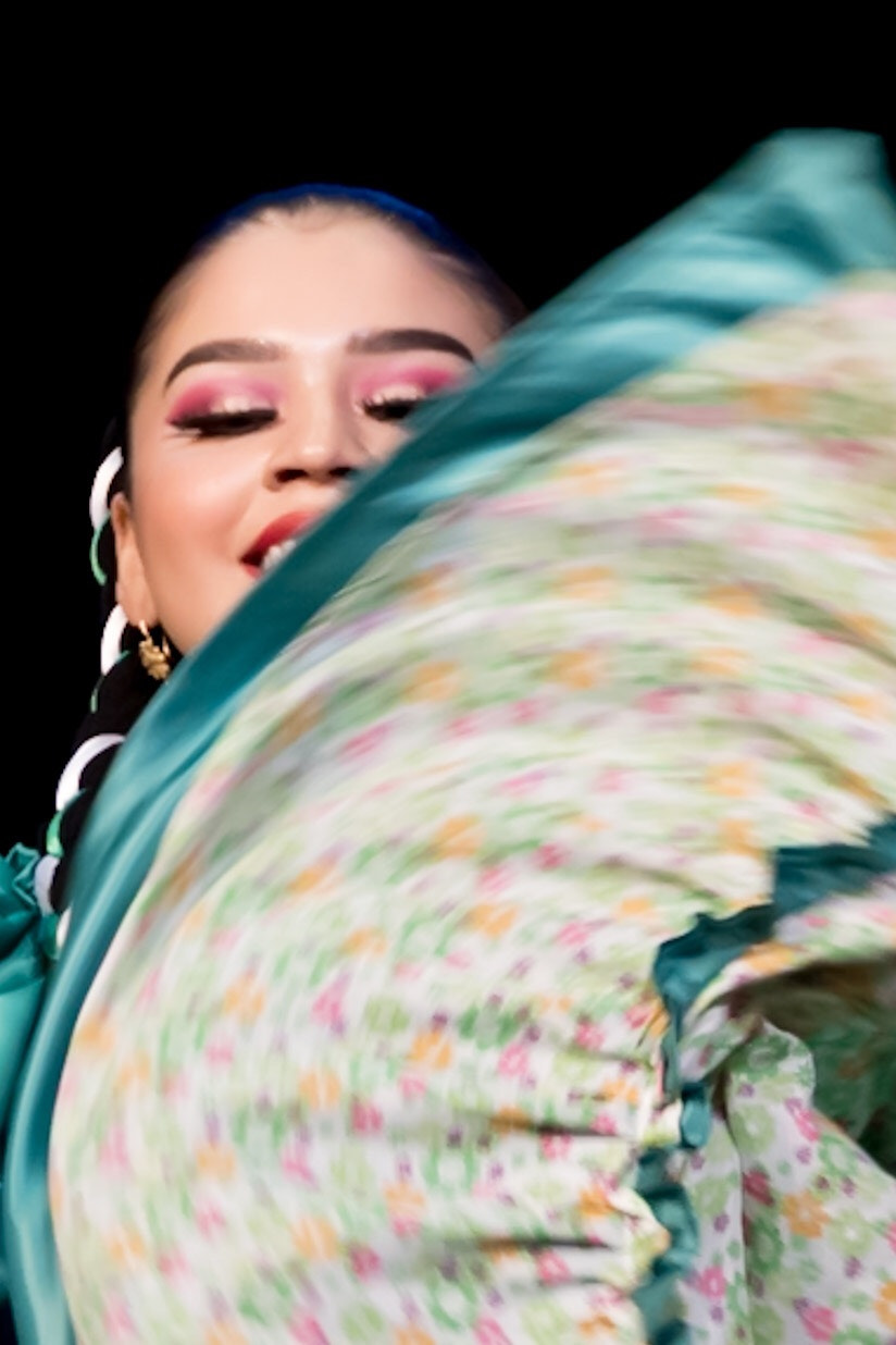 Tamron SP 70-200mm F2.8 Di VC USD sample photo. Performing arts, gracias mexico photography