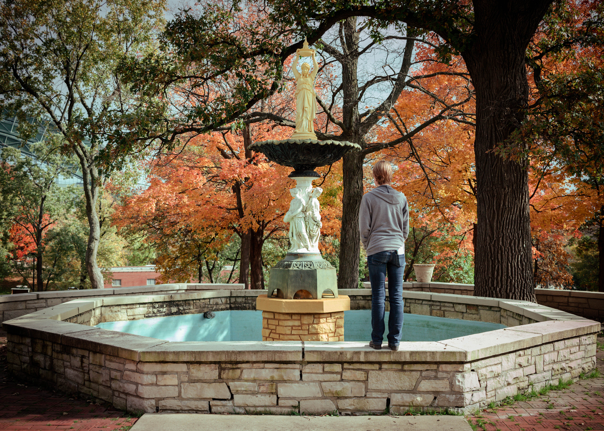 Canon EOS 760D (EOS Rebel T6s / EOS 8000D) sample photo. Fountain girl photography
