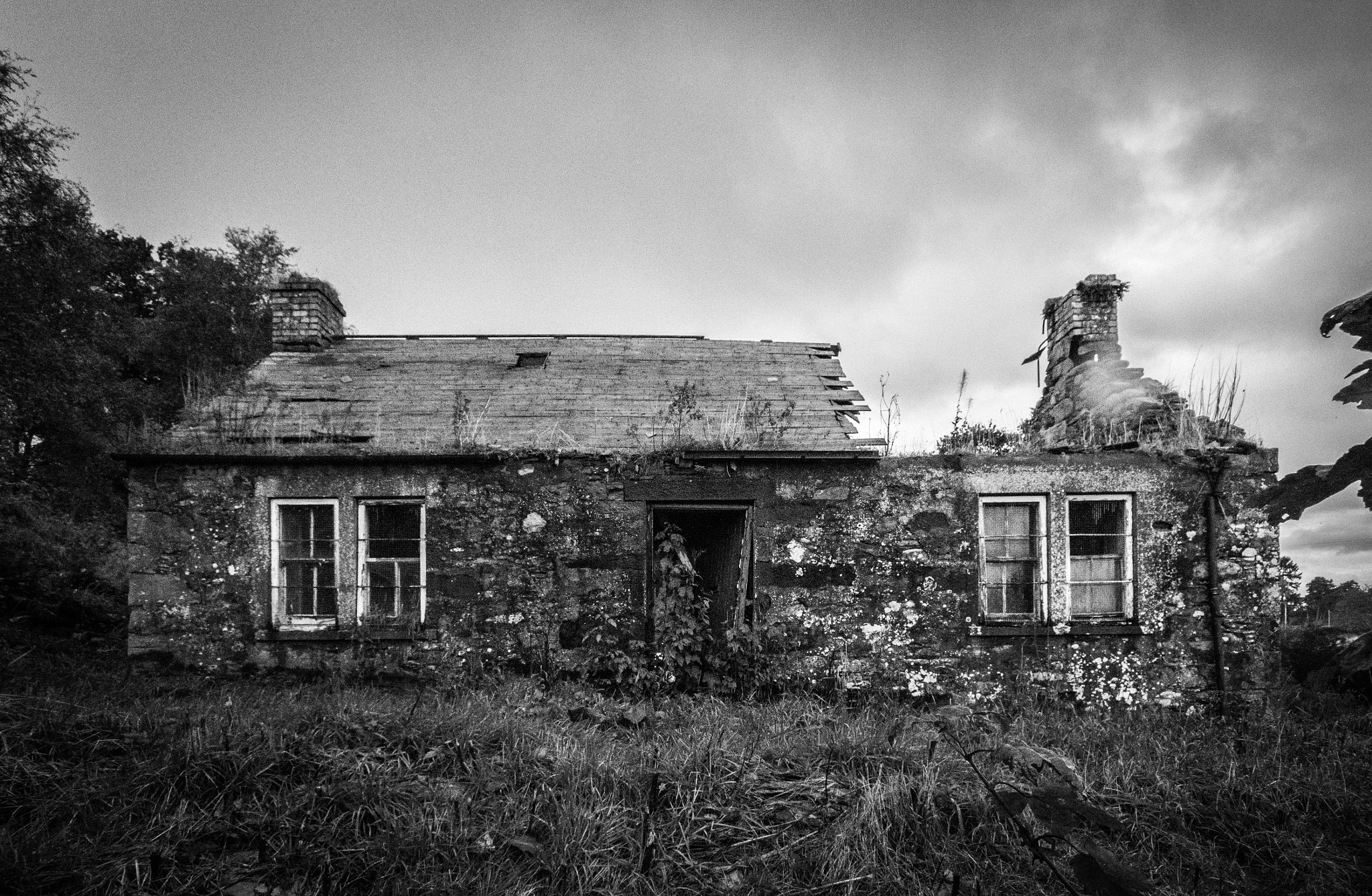 Canon EOS 600D (Rebel EOS T3i / EOS Kiss X5) + Sigma 10-20mm F4-5.6 EX DC HSM sample photo. Derelict cottage, ballathie, perthshire photography