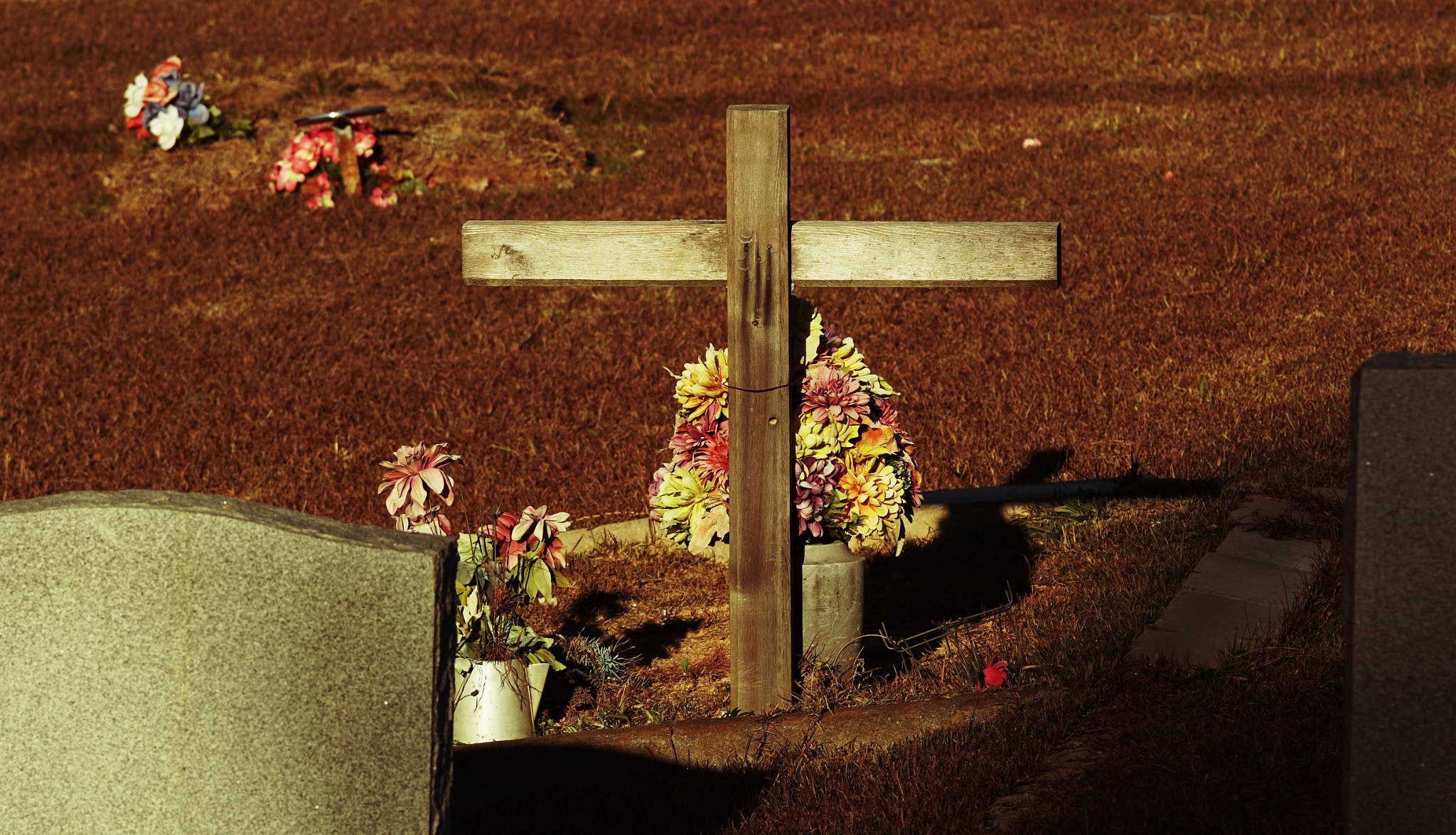Sony a6300 + Sony FE 70-200mm F2.8 GM OSS sample photo. Grave photography