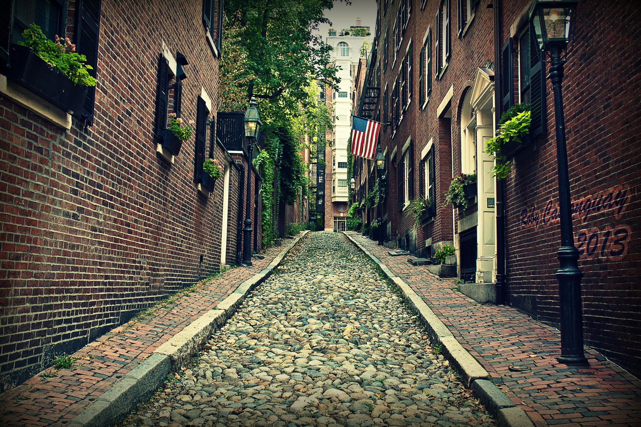 Canon EOS 1000D (EOS Digital Rebel XS / EOS Kiss F) sample photo. Acorn street boston photography