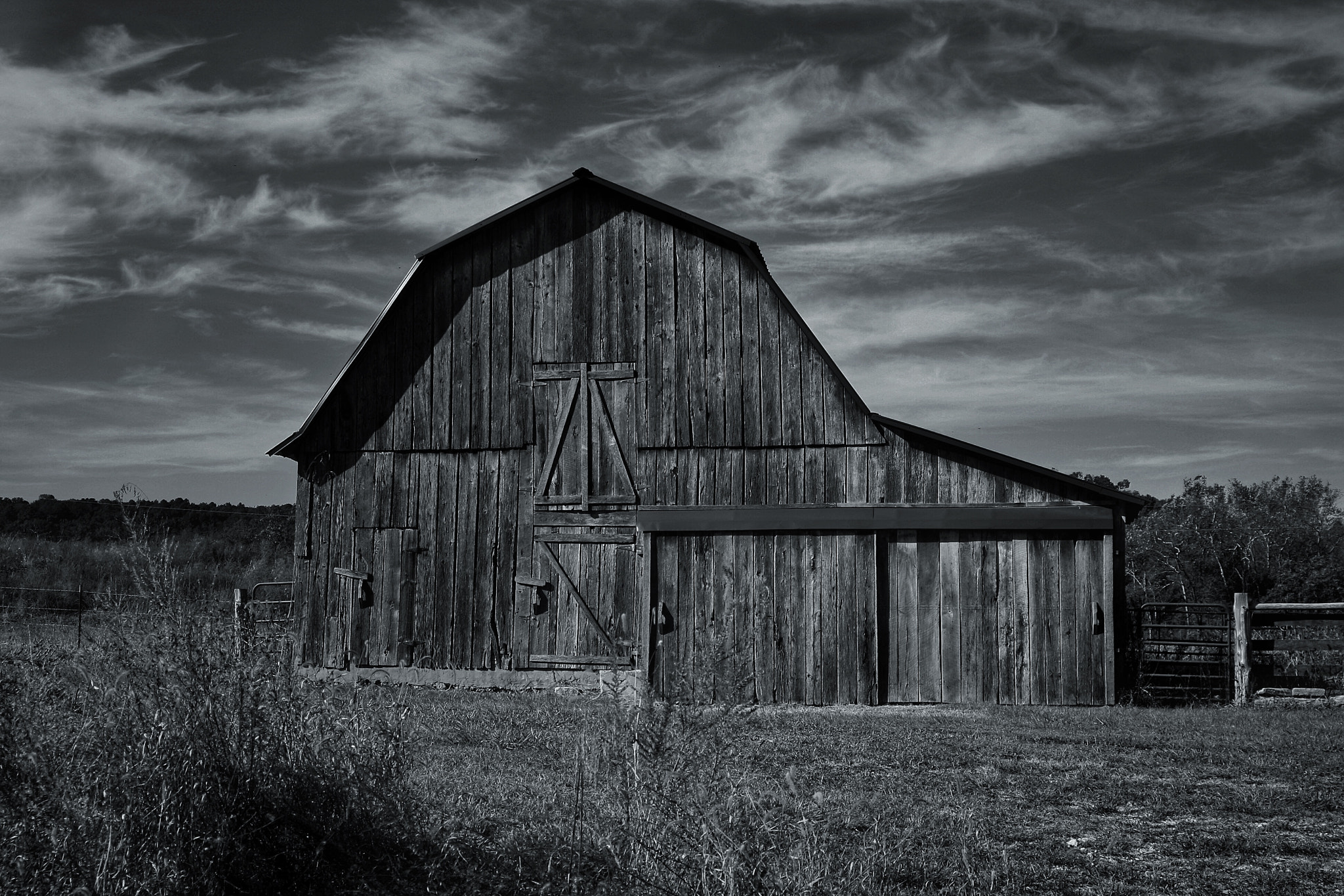 Canon EOS 1000D (EOS Digital Rebel XS / EOS Kiss F) + Tamron AF 28-200mm F3.8-5.6 XR Di Aspherical (IF) Macro sample photo. Old barn at caney mountain wild life reserve photography