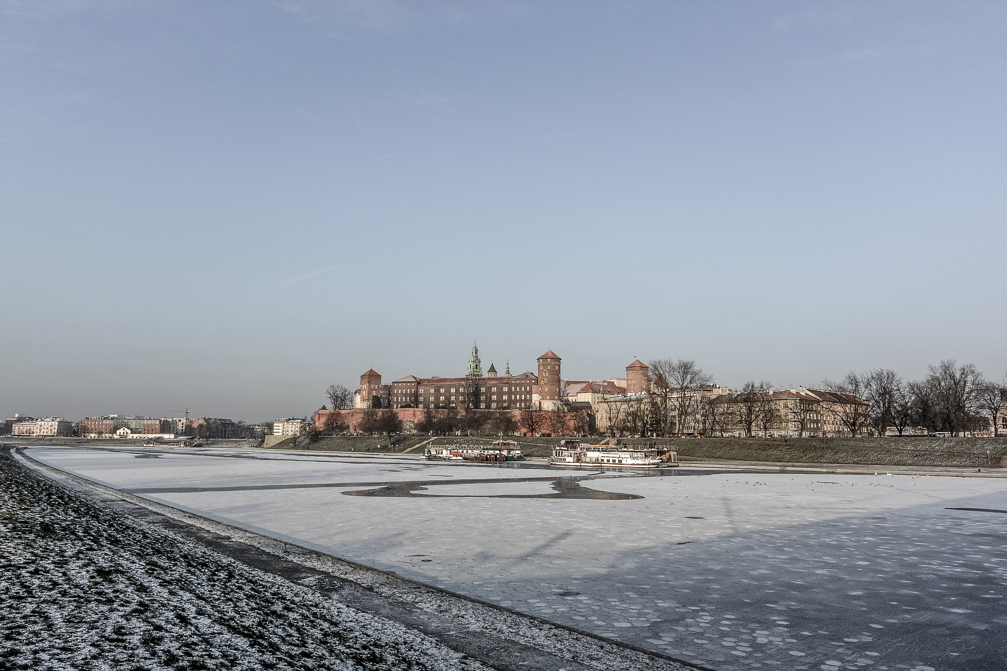 Nikon 1 J3 + Nikon 1 Nikkor VR 6.7-13mm F3.5-5.6 sample photo. Wawel castle, krakow photography