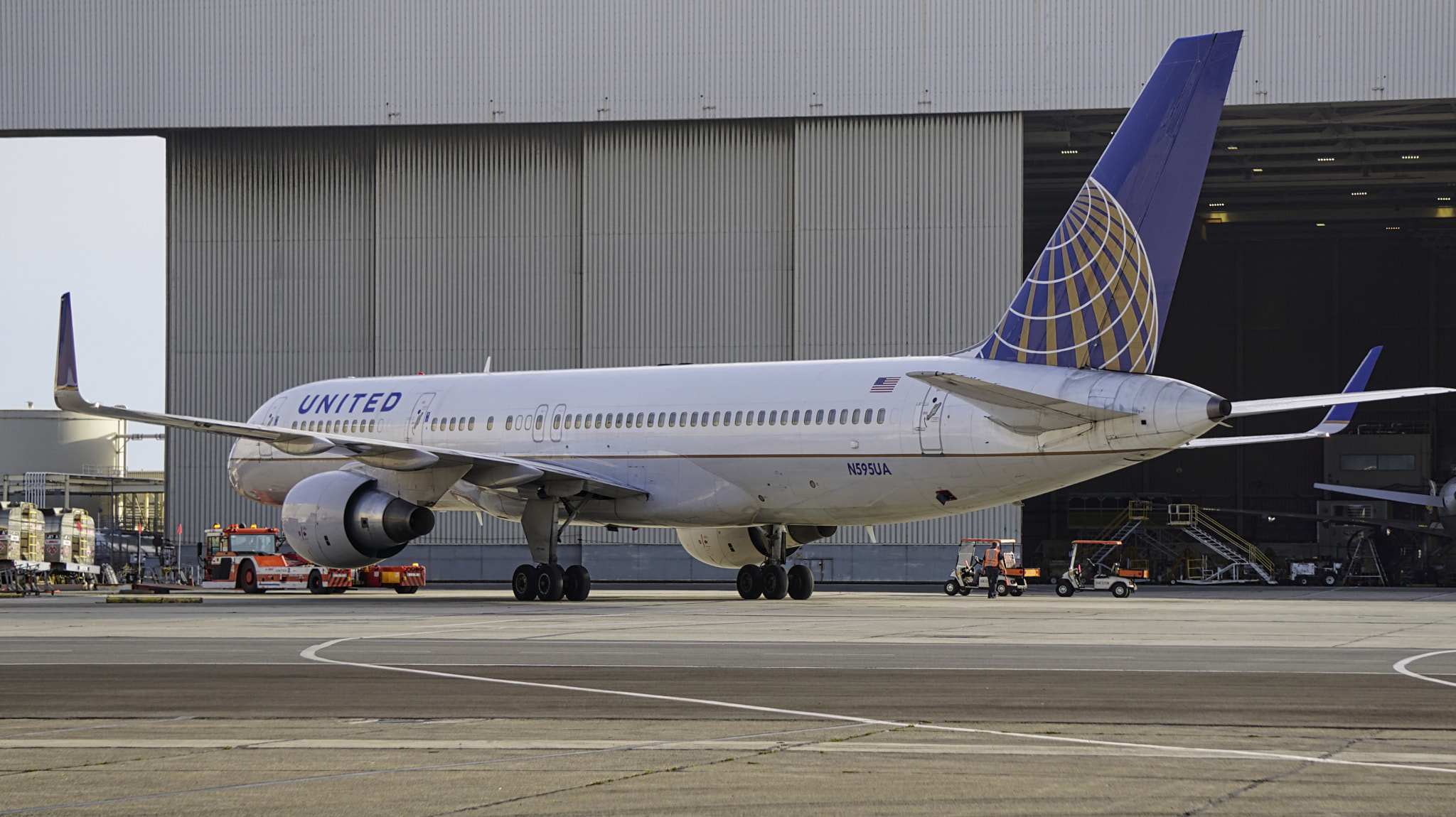 Sony FE 24-240mm F3.5-6.3 OSS sample photo. United airlines boeing 757 n595ua san francisco airport. 2016. photography