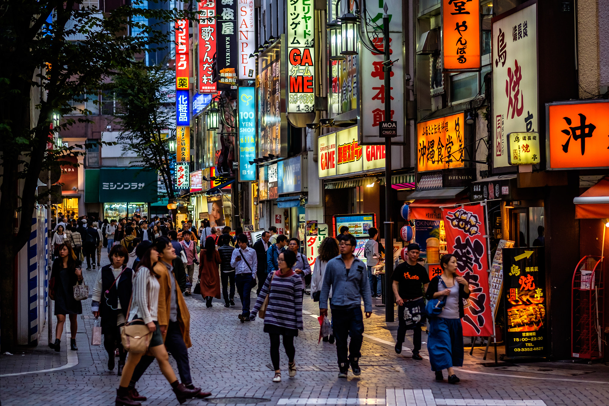 Fujifilm X-T1 + Fujifilm XF 56mm F1.2 R APD sample photo. Sinjyuku walking street photography