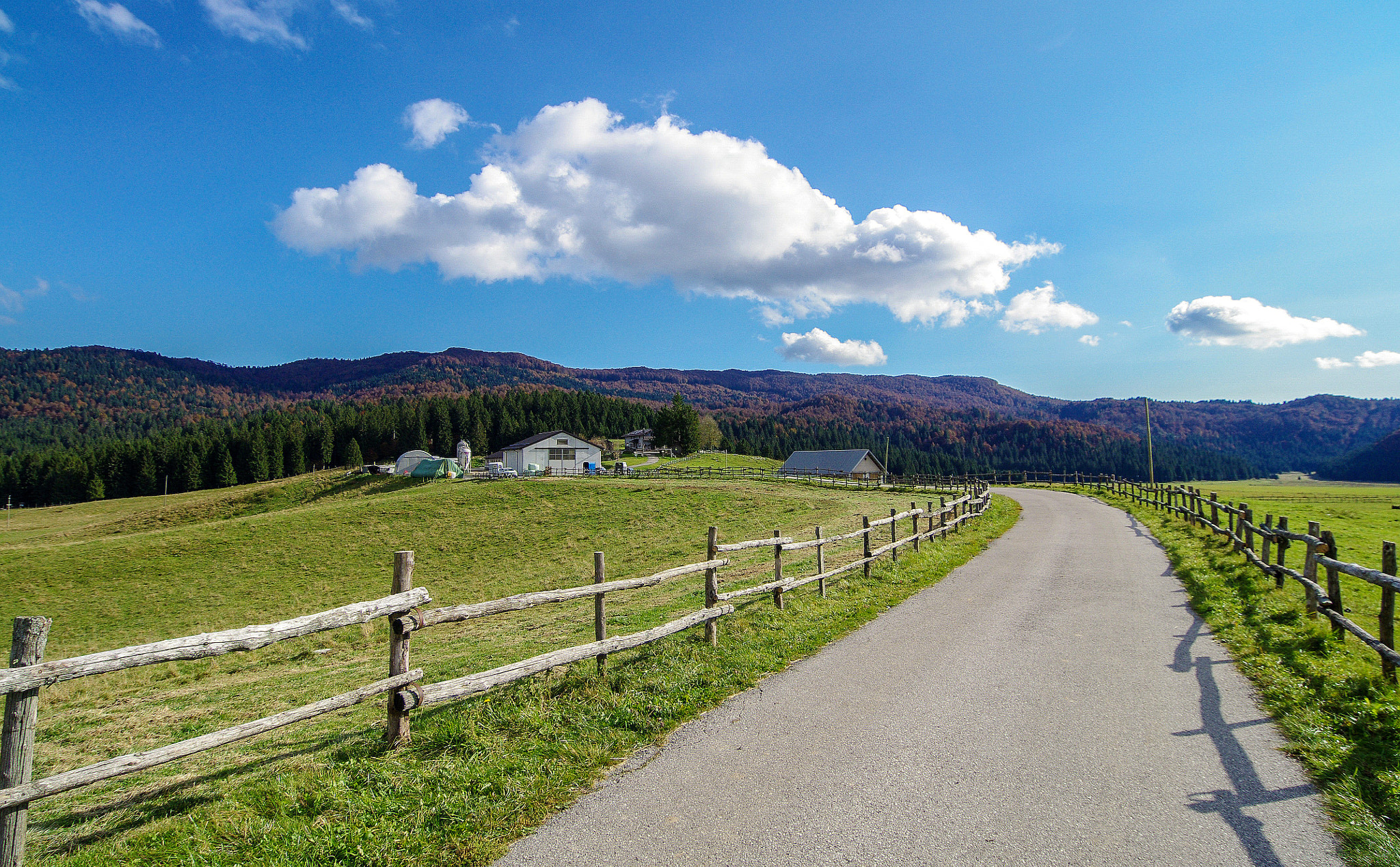 Pentax K-r + Pentax smc DA 12-24mm F4.0 ED AL (IF) sample photo. Road to the fall, 2 photography