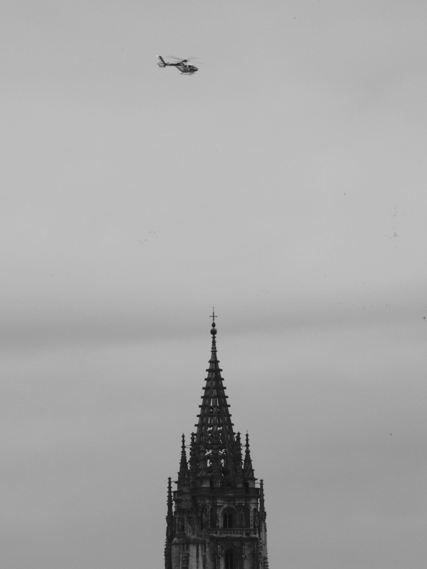 CASIO EX-F1 sample photo. Helicóptero sobre catedral, oviedo photography