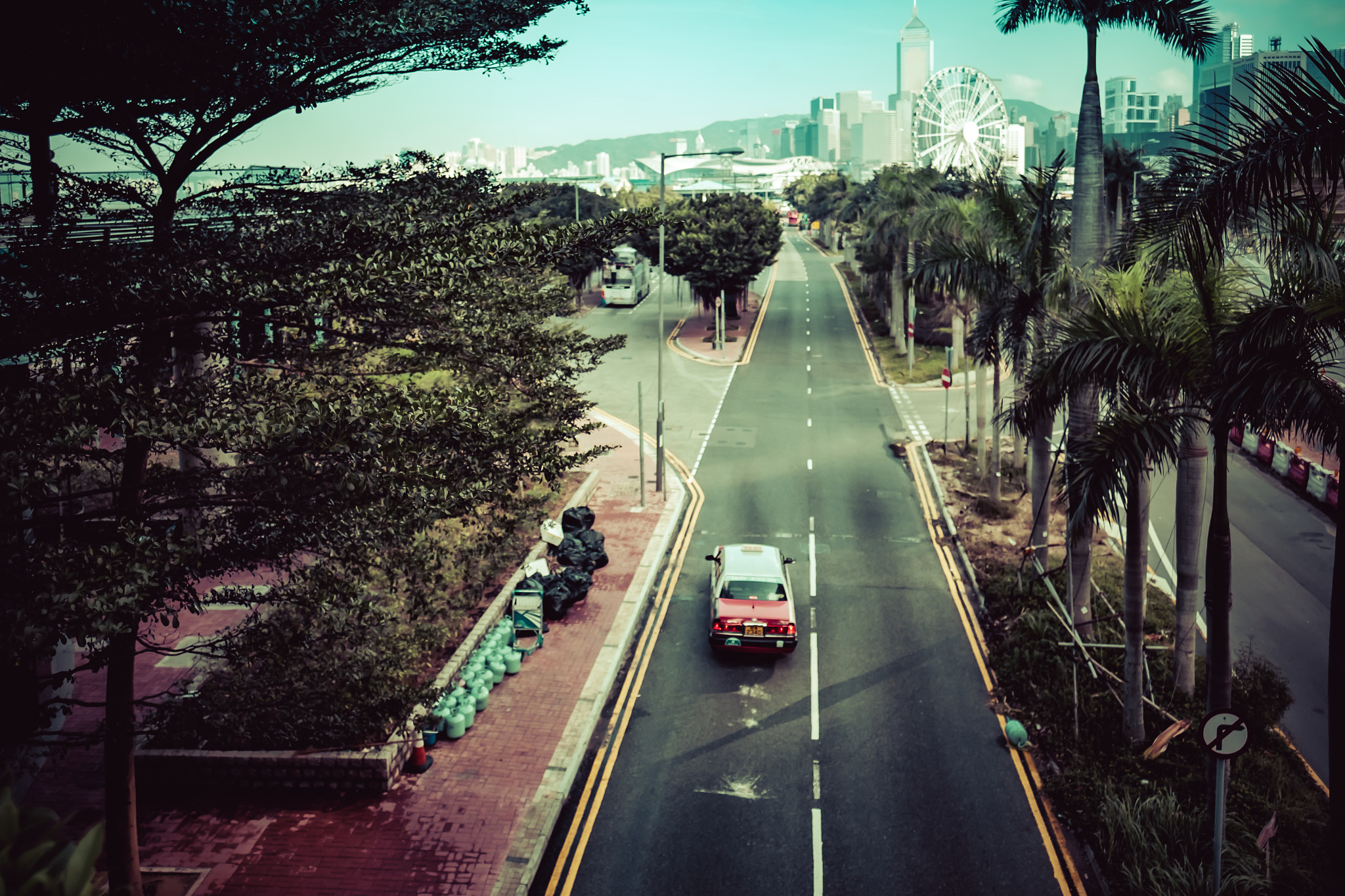 Fujifilm X-T10 + Fujifilm XF 16mm F1.4 R WR sample photo. Taxi on a highway photography