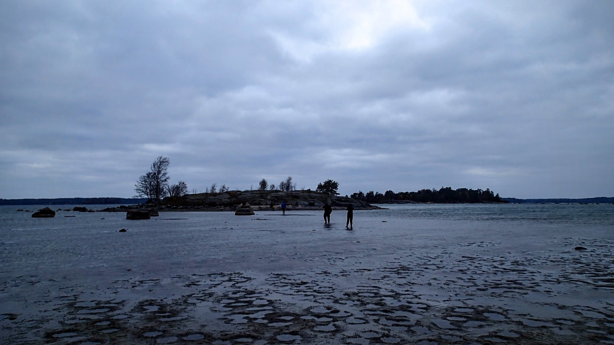 Olympus TG-2 sample photo. Walking in the sea photography