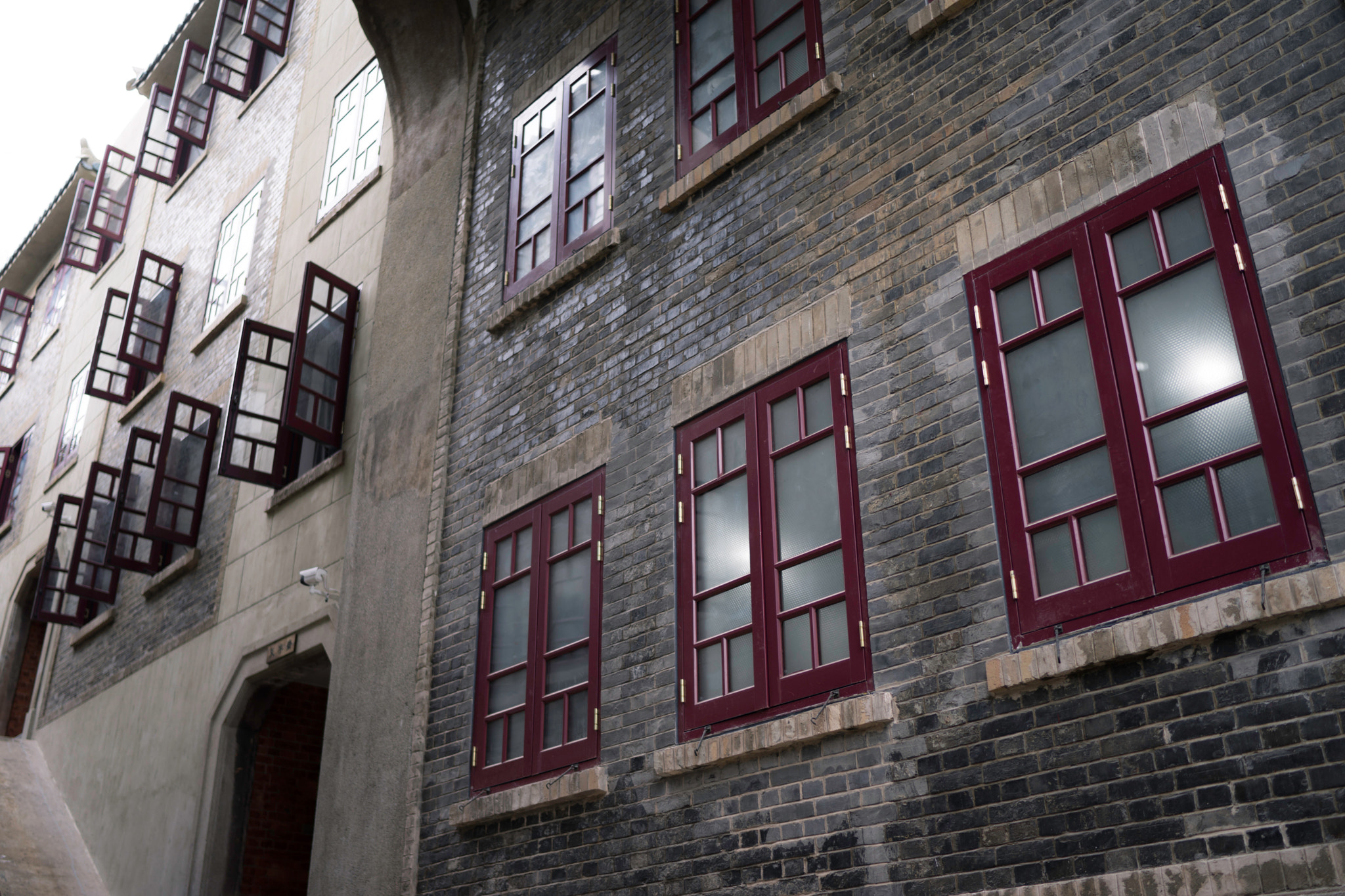Sony a7 + Sony Distagon T* FE 35mm F1.4 ZA sample photo. Red windows photography