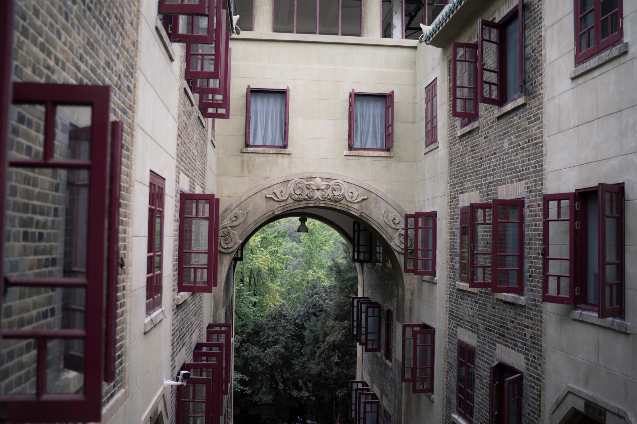 Sony a7 + Sony Distagon T* FE 35mm F1.4 ZA sample photo. Red windows 2 photography