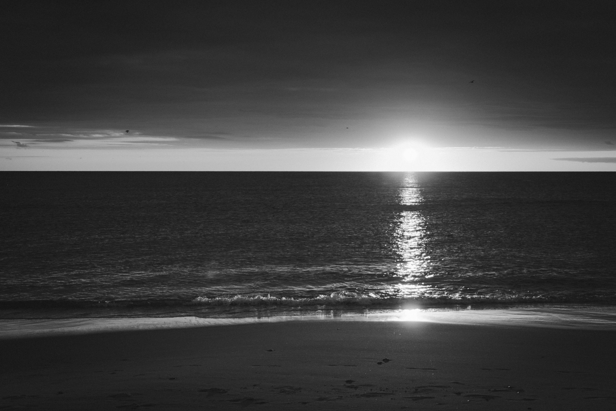 Sony SLT-A68 sample photo. Black and white photo of a sunset at the sea photography