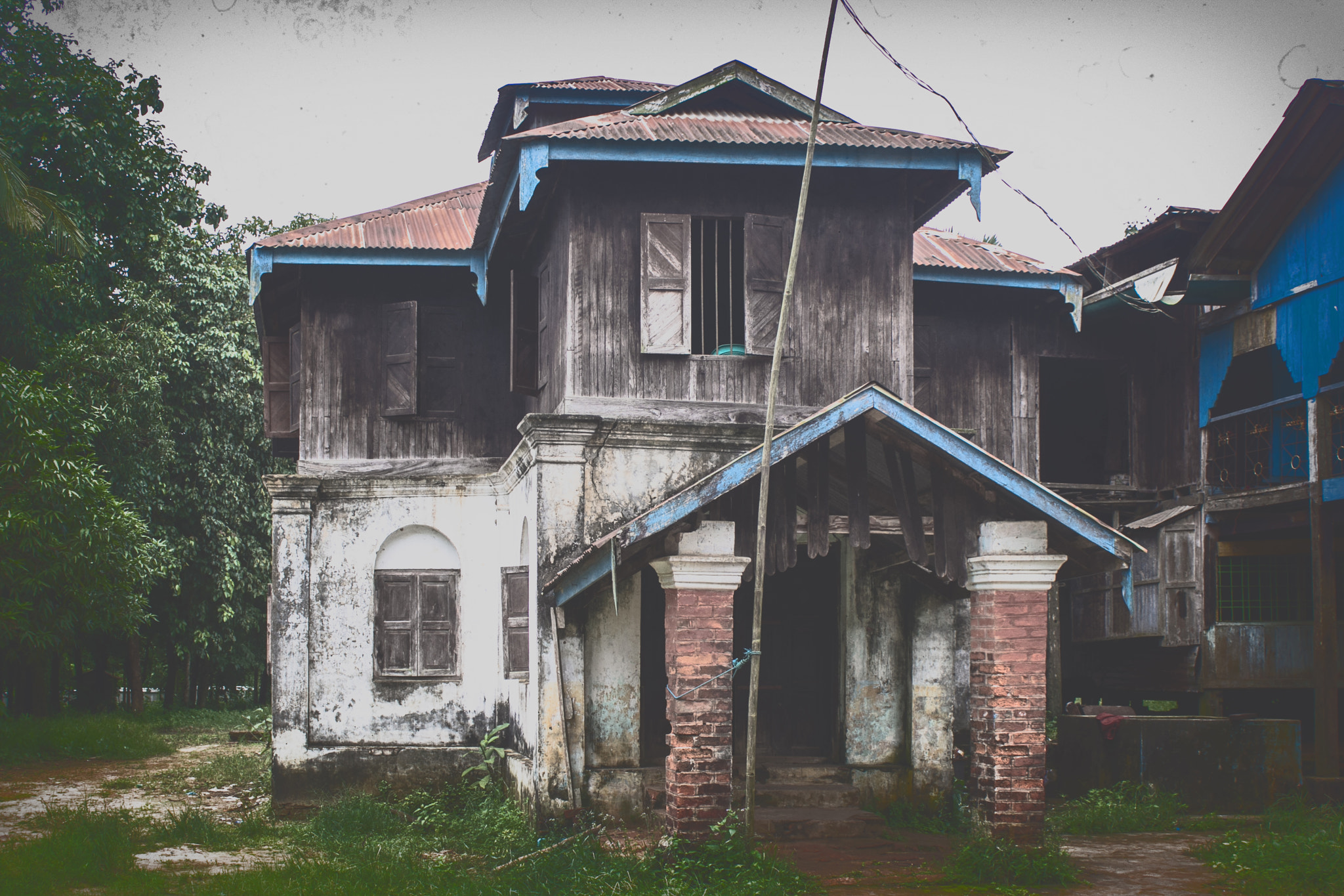 Canon EF-S 18-55mm F3.5-5.6 III sample photo. Old house photography