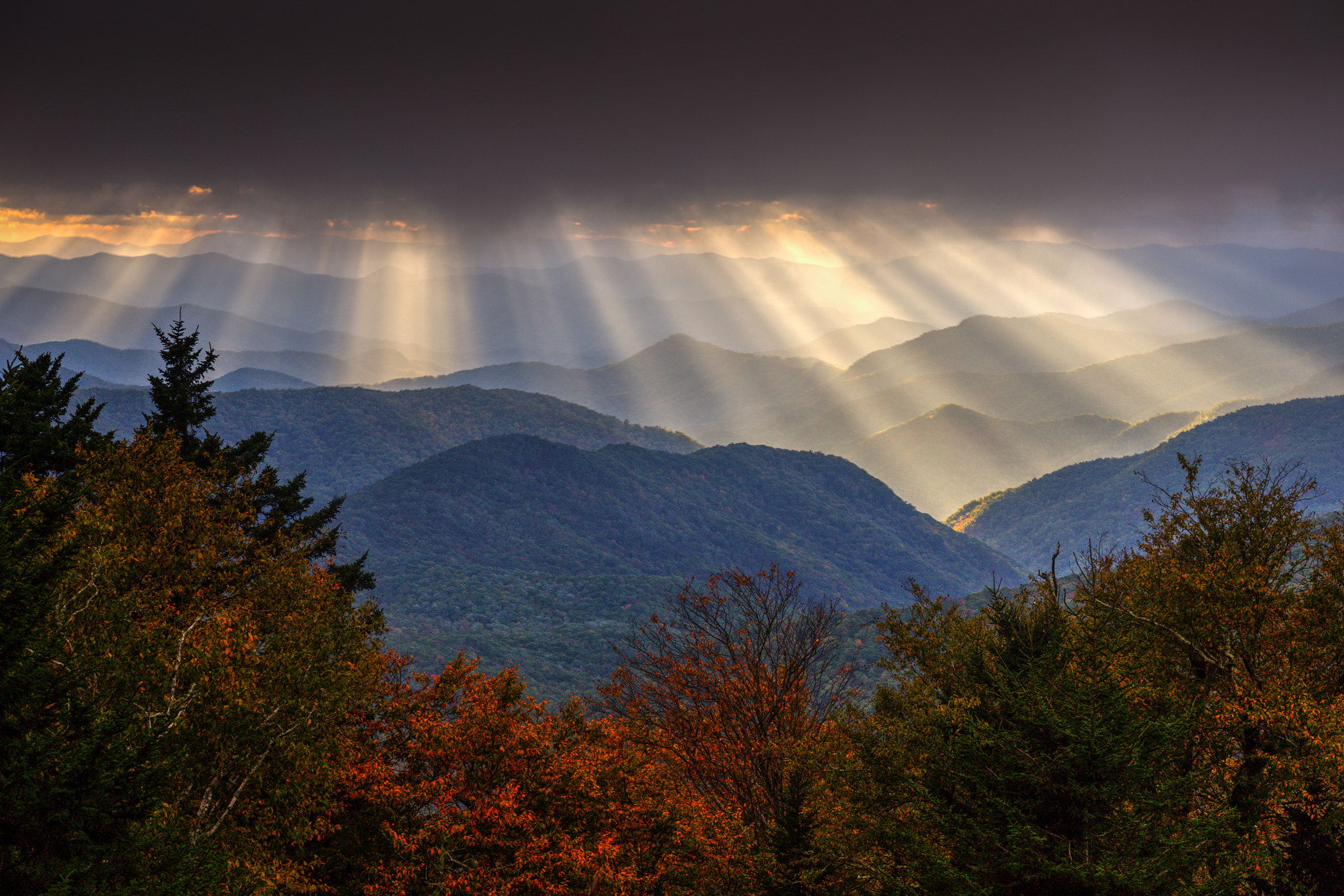 Nikon D4S + Nikon AF-S Nikkor 24-70mm F2.8E ED VR sample photo. God's rays at sunset great smoky mountains photography